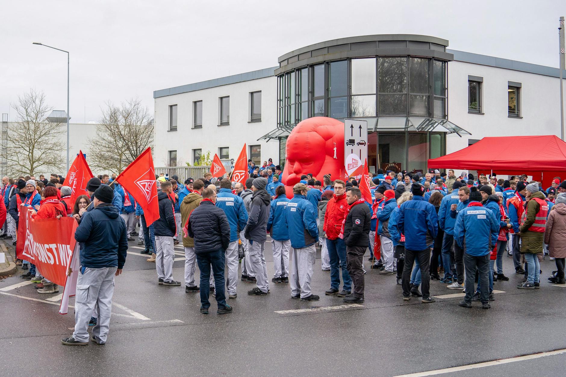 Chemnitz: gewerkschaftlich organisierter Warnstreik von VW-Mitarbeitern für den Werkserhalt