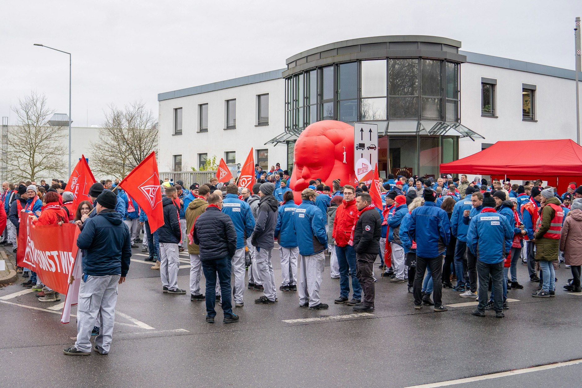 Chemnitz: gewerkschaftlich organisierter Warnstreik von VW-Mitarbeitern für den Werkserhalt