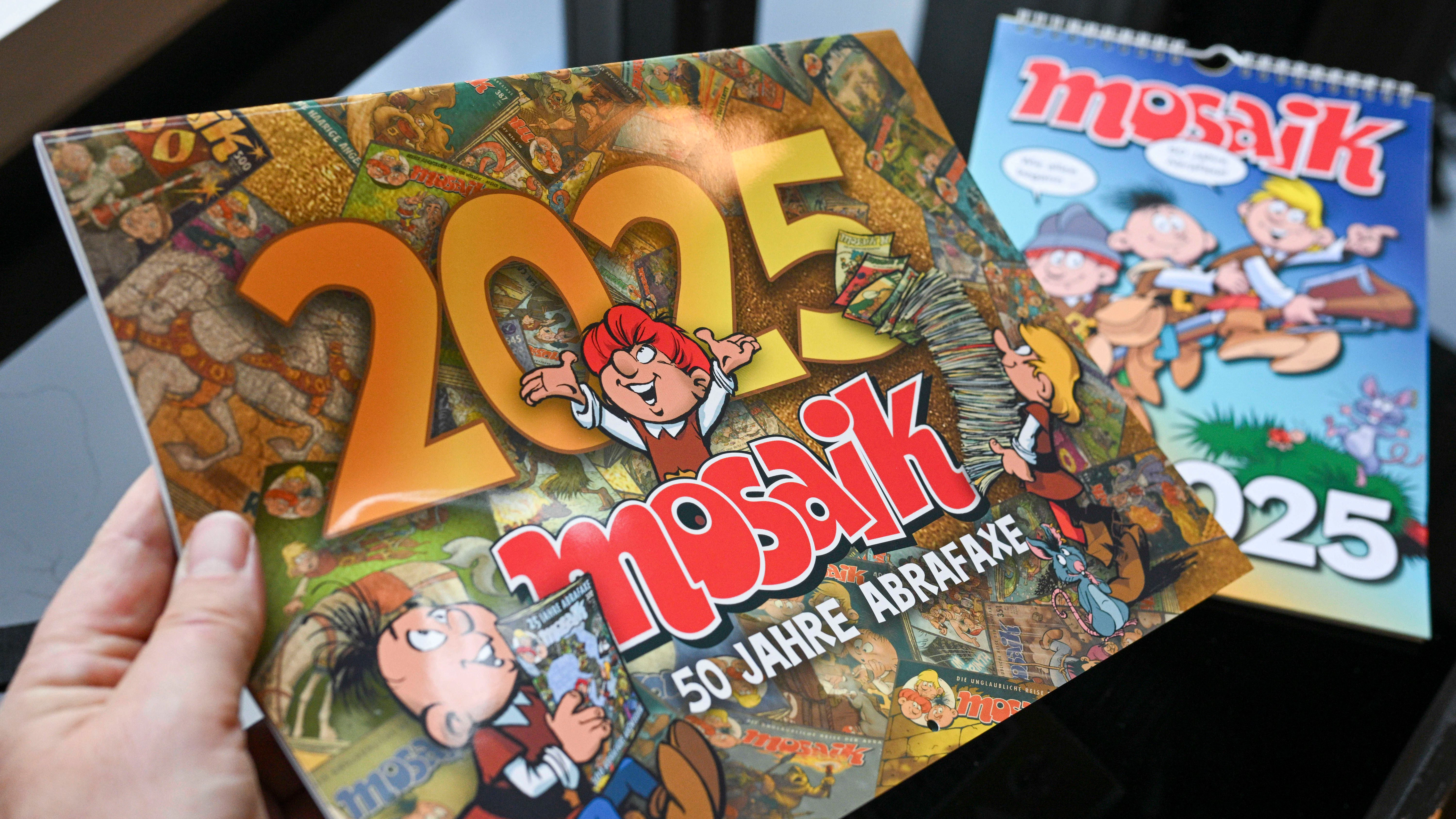 Beim „Mosaik“ bereitet man sich auf das Jubiläumsjahr 2025 vor: Dazu gehören auch Kalender, die daran erinnern, dass es die Abrafaxe-Figuren auch schon fast 50 Jahre gibt.