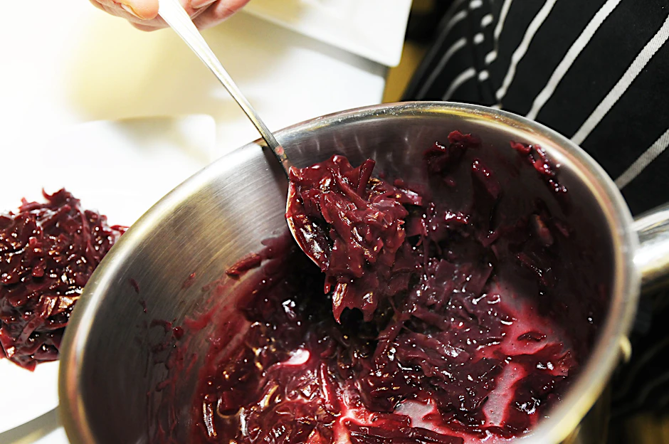 Mit diesem genialen Rezept wird der Rotkohl der heimliche Star des Weihnachtsessens.