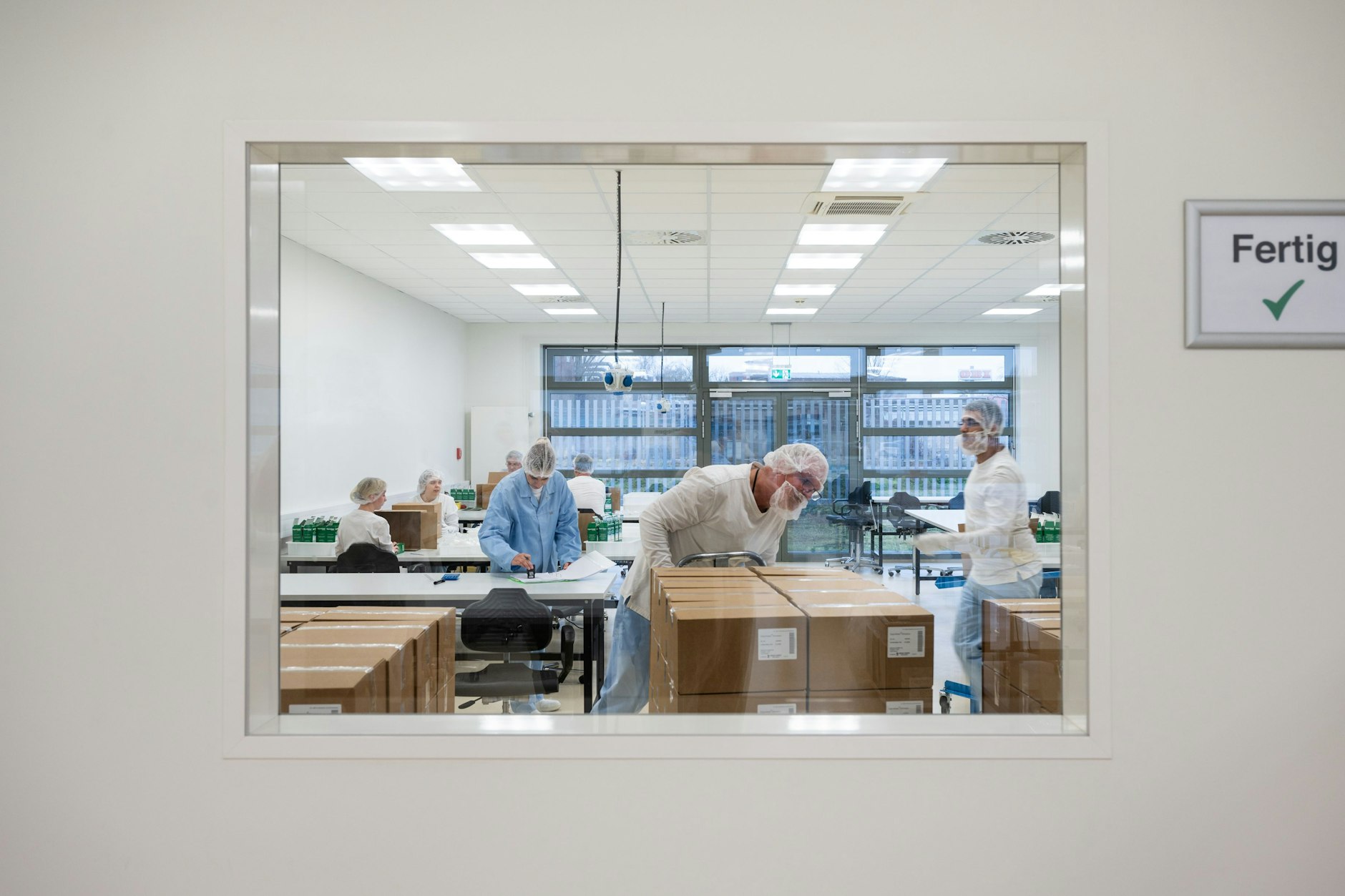 Blick in die geschützte Betriebsabteilung von Berlin-Chemie in Adlershof.