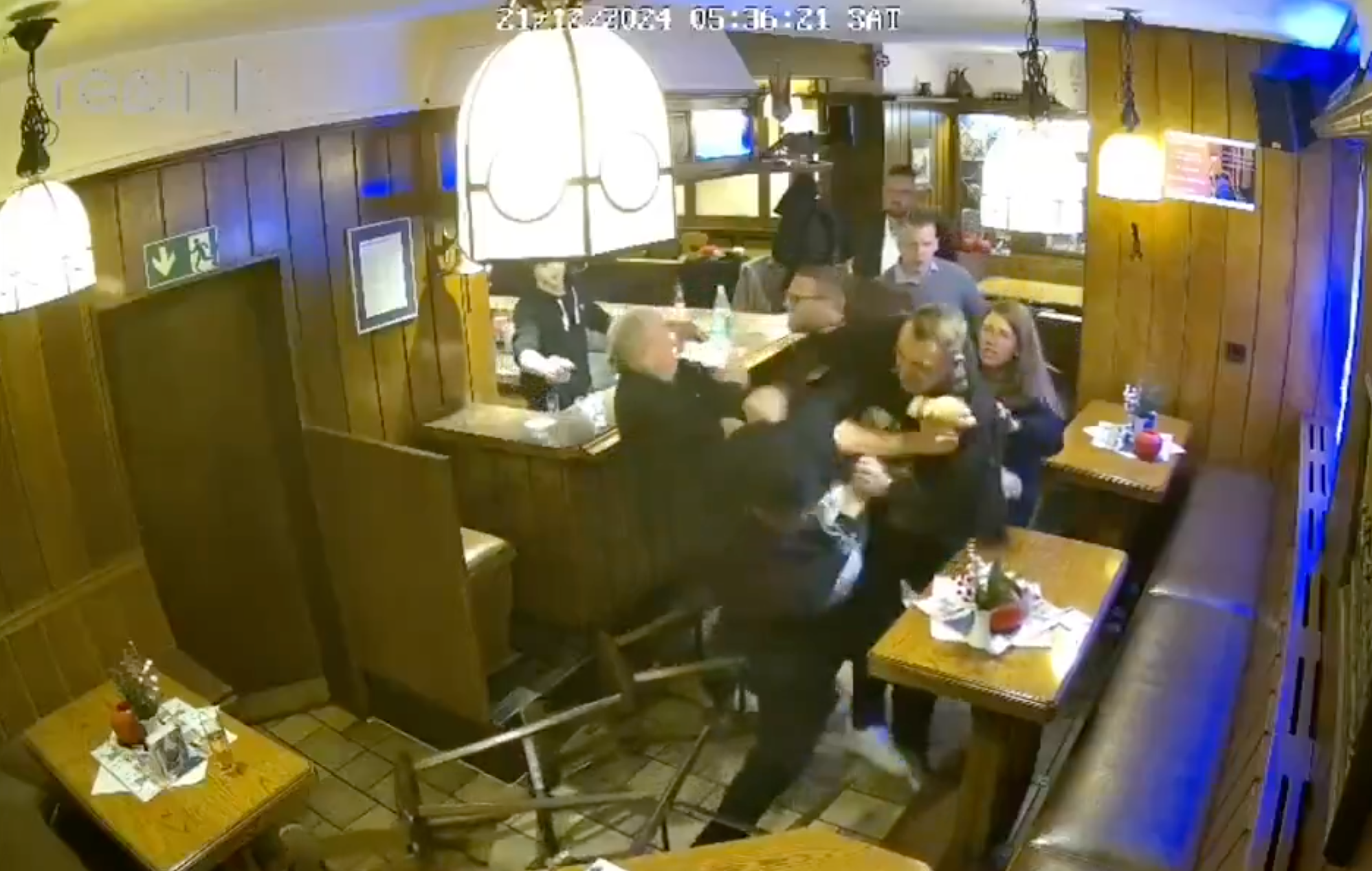 Image - Video: Hier schlägt ein SPD-Mann einen AfD-Politiker zusammen