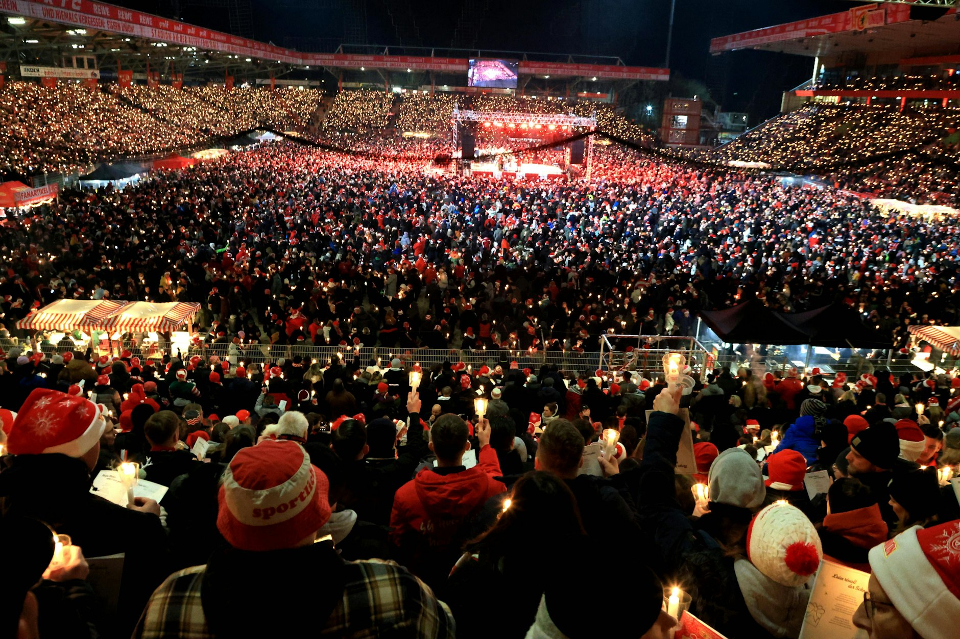 Alle Jahre wieder trällern sich die Fans des 1. FC Union beim Weihnachtssingen in Stimmung.