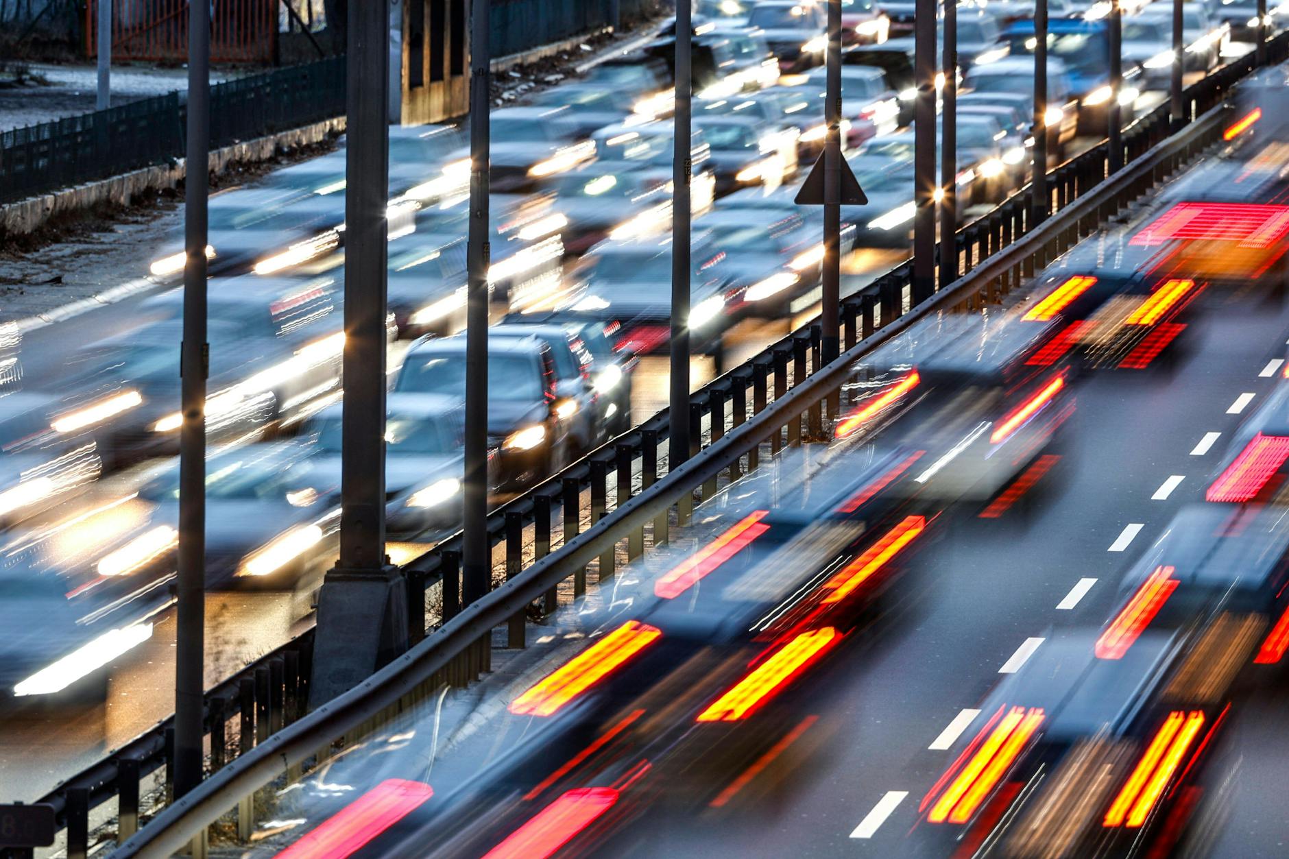 Autos auf der A100 in Berlin: Der Stadtring, eine der am stärksten befahrenen Autobahnen in Deutschland, wächst in den Osten der Stadt. Nun zeichnet sich ab, ab wann er nach Treptow führt.