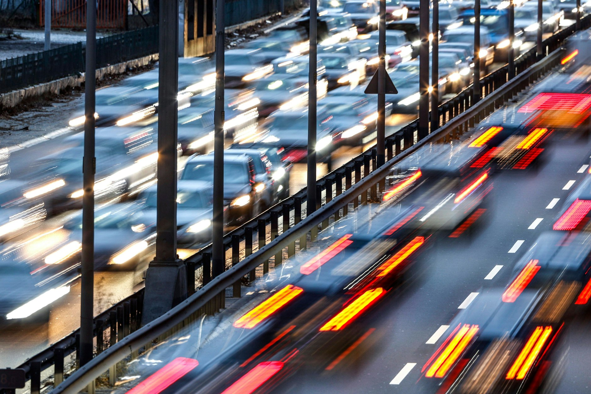 Autos auf der A100 in Berlin: Der Stadtring, eine der am stärksten befahrenen Autobahnen in Deutschland, wächst in den Osten der Stadt. Nun zeichnet sich ab, ab wann er nach Treptow führt.