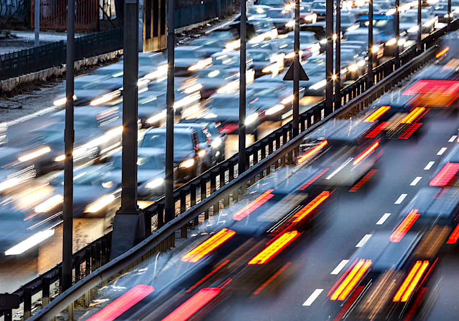 Autos auf der A100 in Berlin: Der Stadtring, eine der am stärksten befahrenen Autobahnen in Deutschland, wächst in den Osten der Stadt. Nun zeichnet sich ab, ab wann er nach Treptow führt.