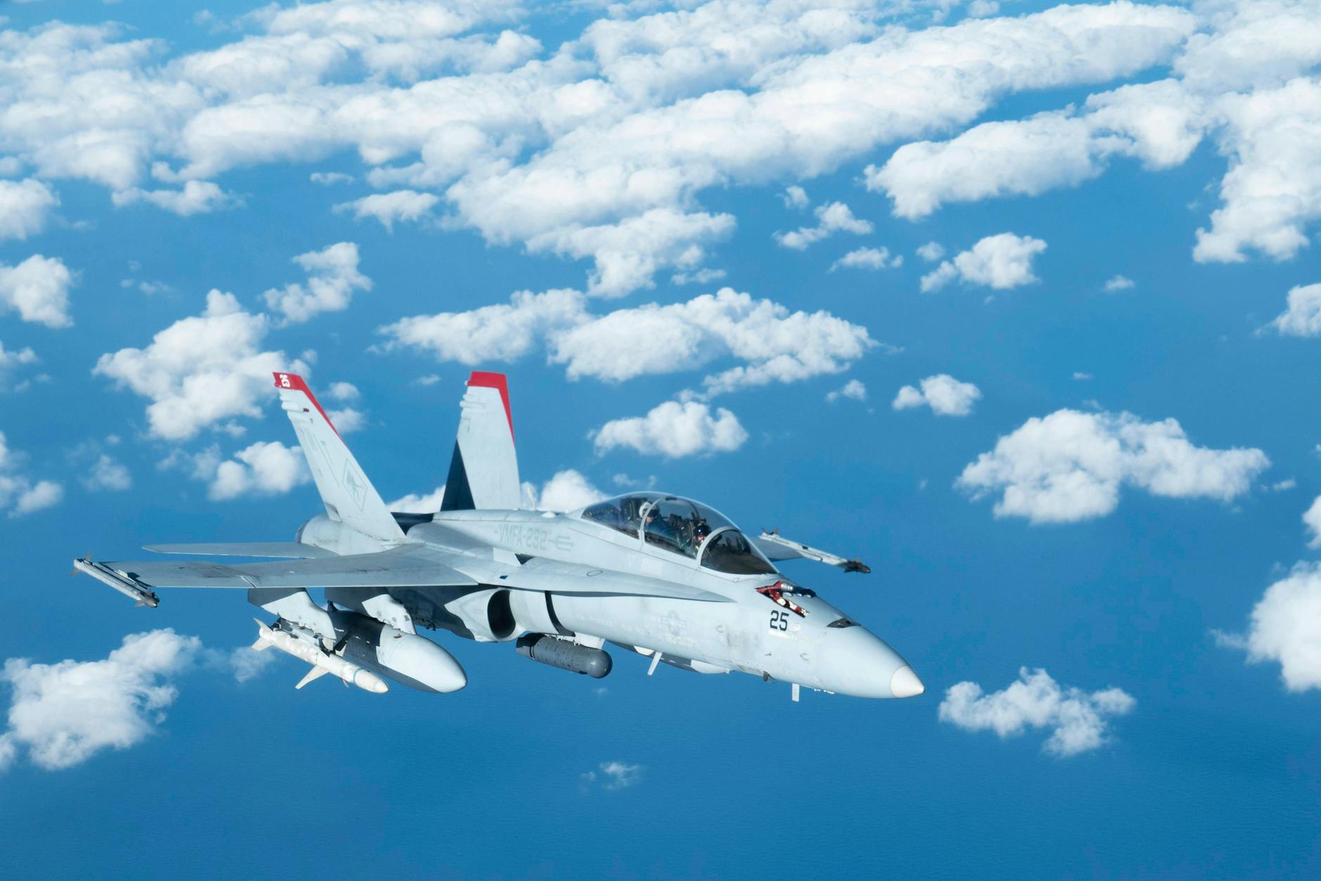 Ein Kampfflugzeug F A-18D Hornet des U.S. Marine Corps in der Luft