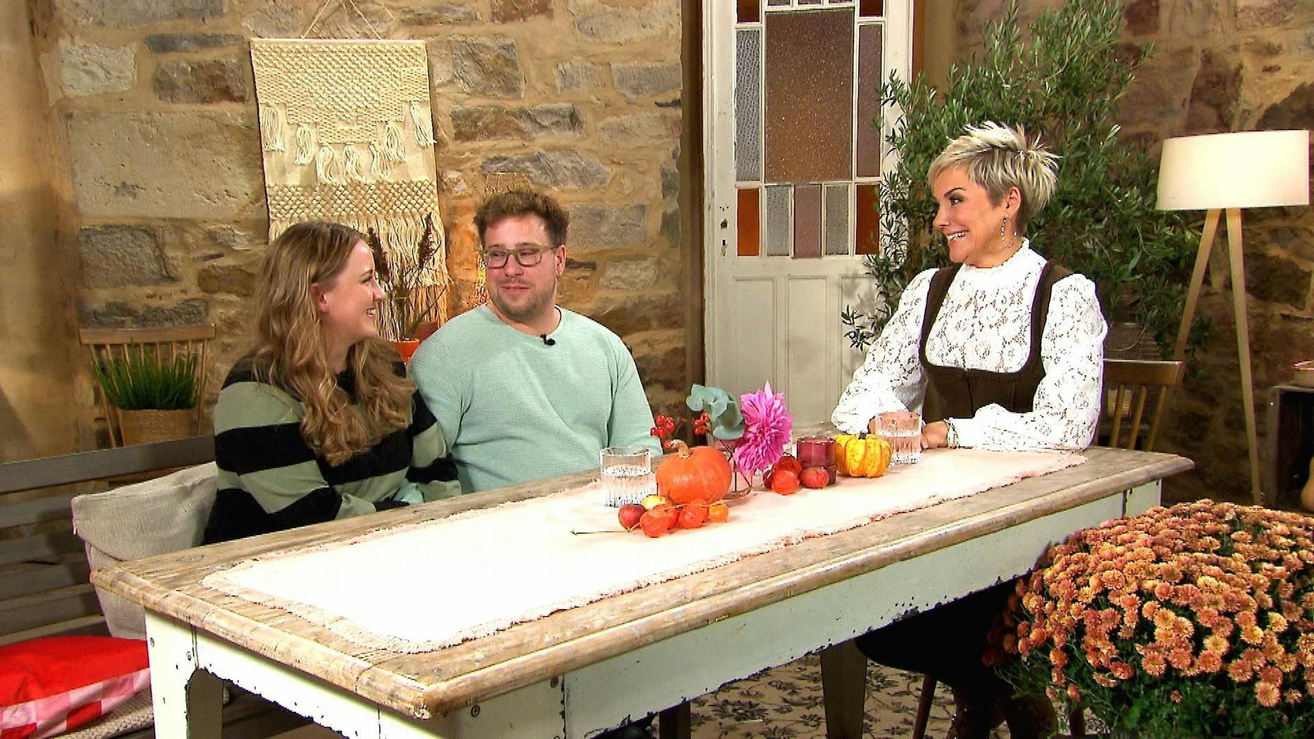 Moderatorin Inka Bause (re.) plaudert mit Jasmin (30, Sachbearbeiterin) und Mutterkuh-Halter Marcel (29) aus Bayern.