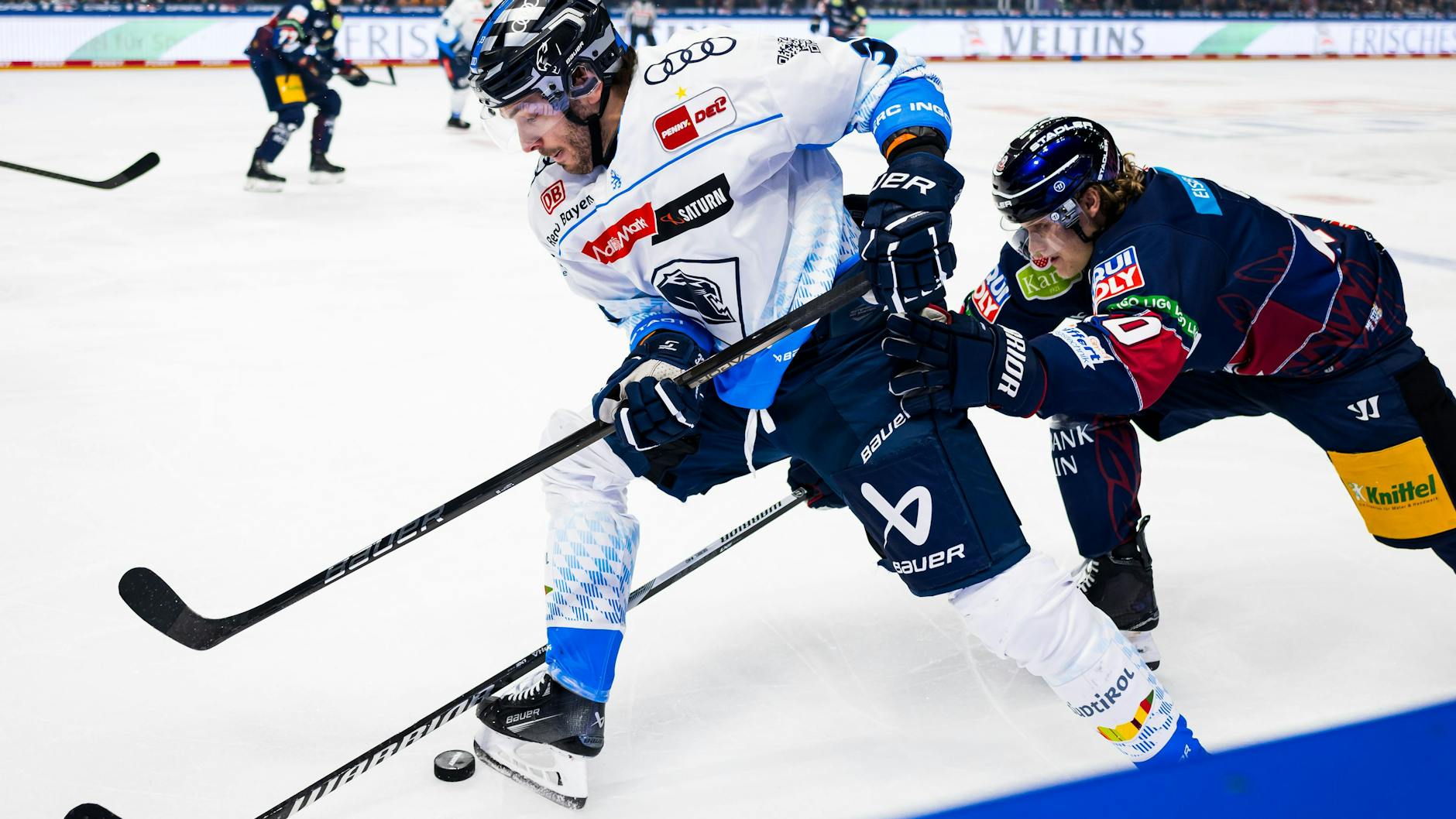 Der Gegner (hier Ingolstadts Charles Bertrand, l.) ist derzeit oft einen Schritt schneller als die Eisbären um Korbinian Geibel (r.).