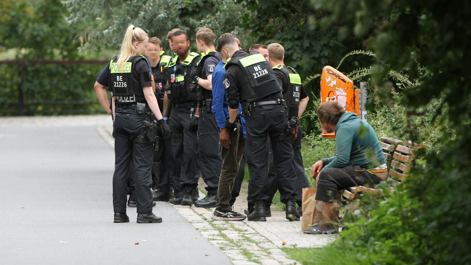 Drogenkontrolle der Polizei im Görlitzer Park in Berlin.