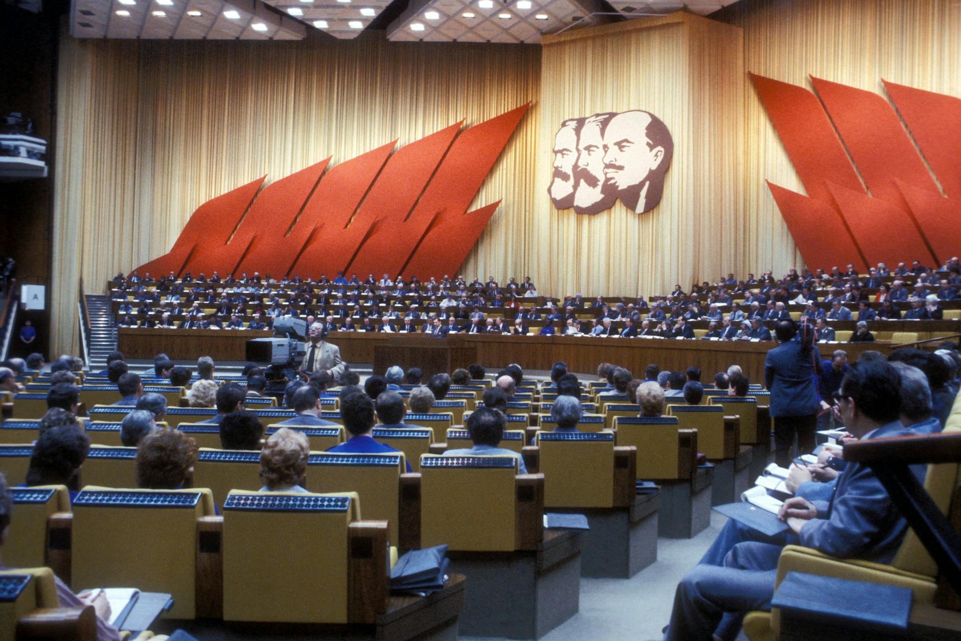 Parteitag der Sozialistischen Einheitspartei im Palast der Republik in Ost-Berlin im Jahr 1986