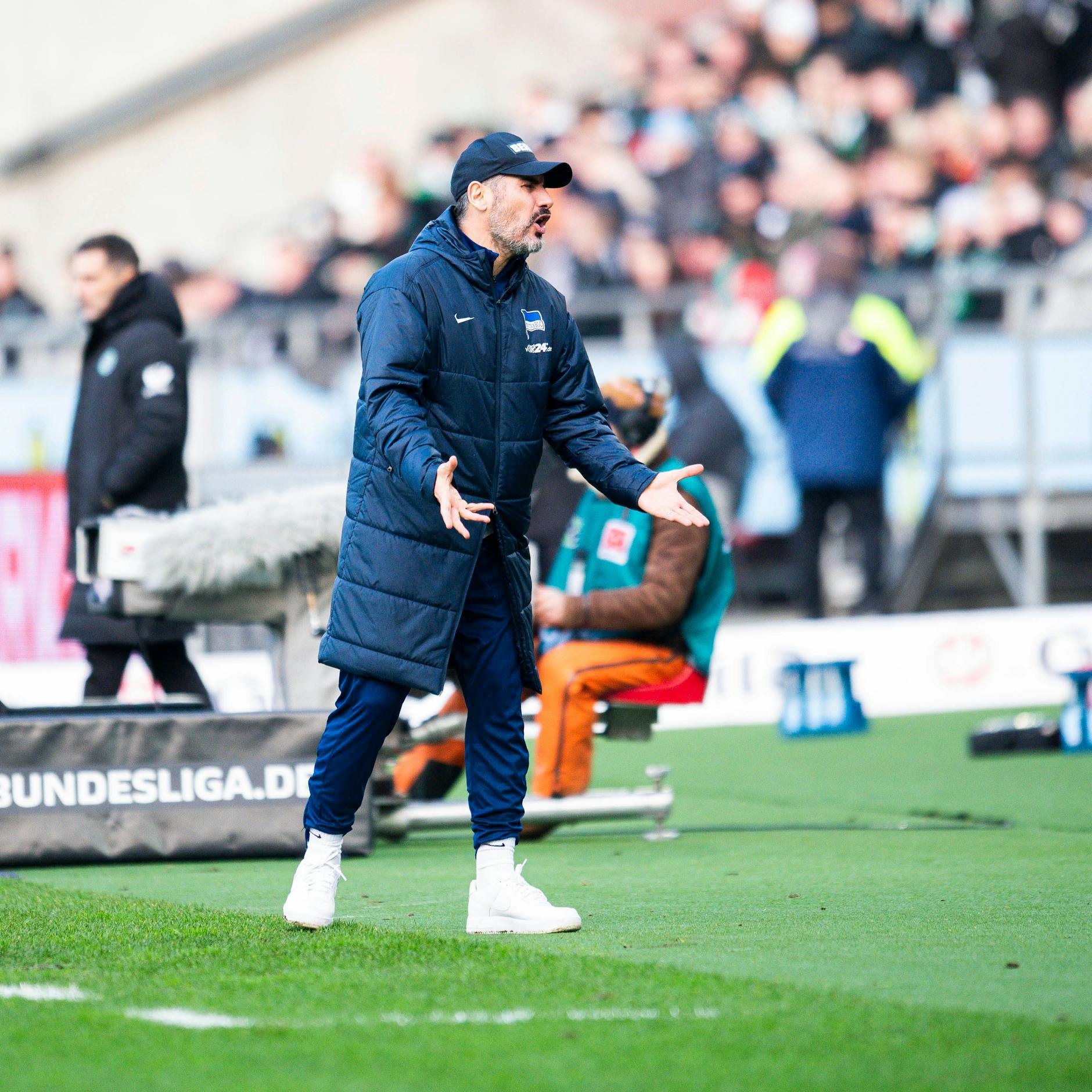 Hertha-Trainer Cristian Fiel an der Seitenlinie.