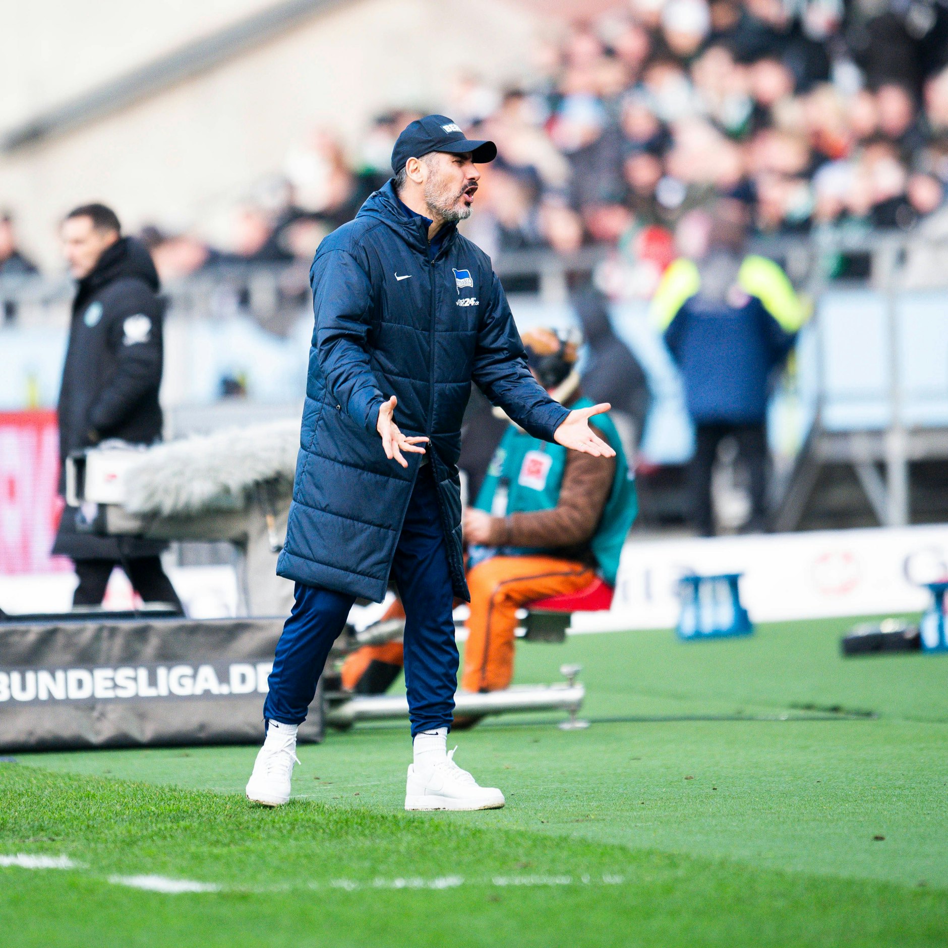 Hertha-Trainer Cristian Fiel an der Seitenlinie.
