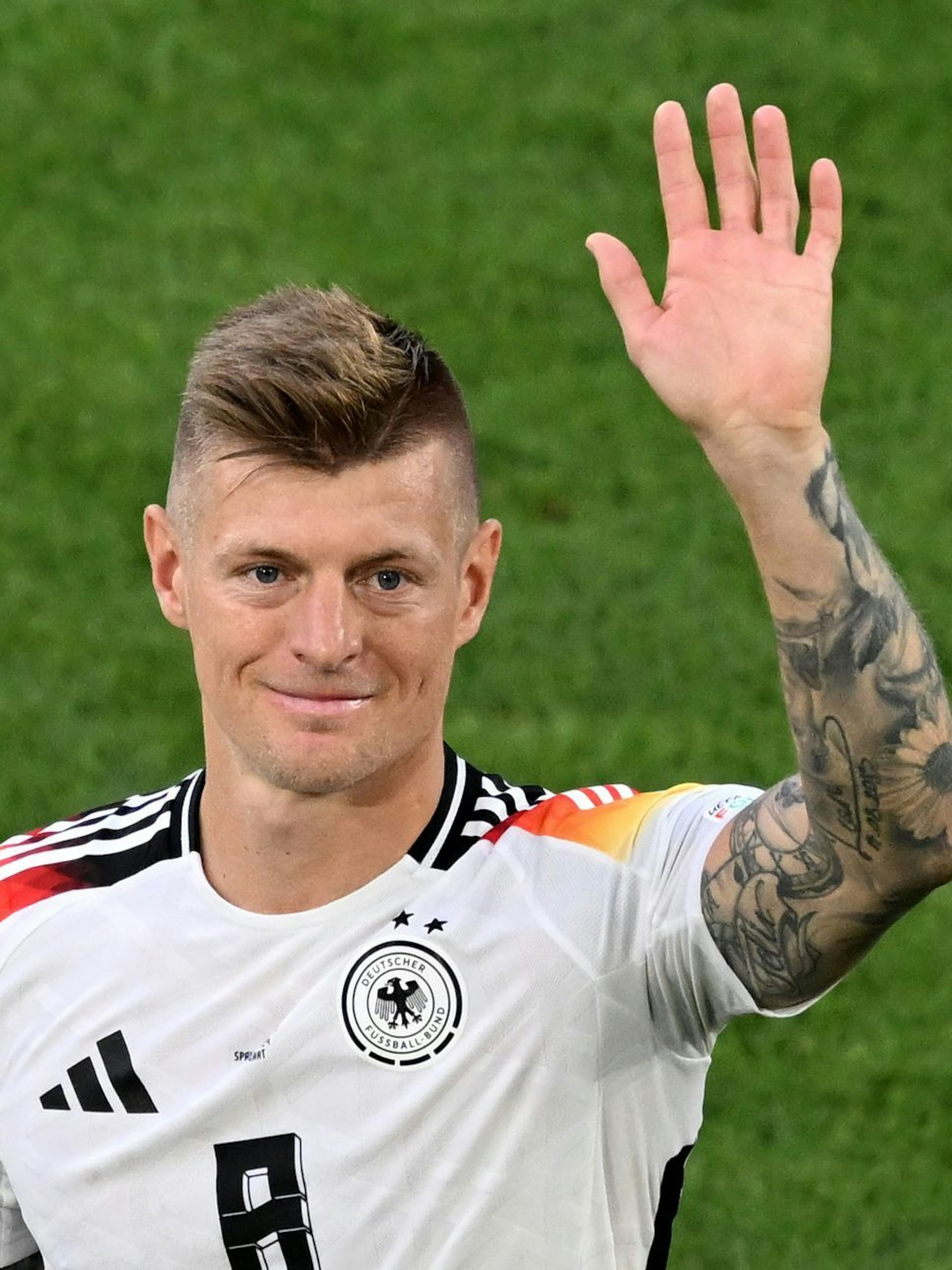 Toni Kroos winkt nach dem EM-Aus ein letztes Mal den Fans als Spieler.