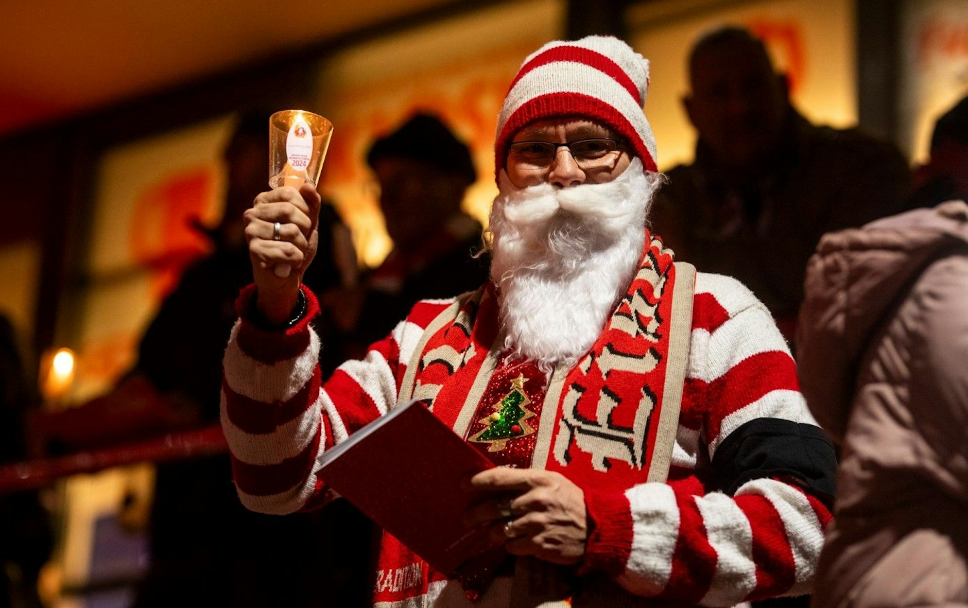 Weihnachtskostüme und -beleuchtung dürfen natürlich nicht fehlen.