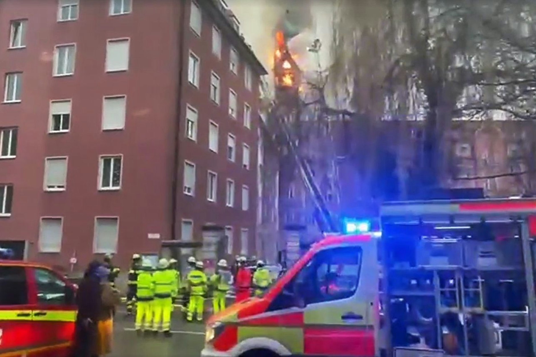 Feuerwehrleute am Altenheim in der Innenstadt von München bekämpfen.