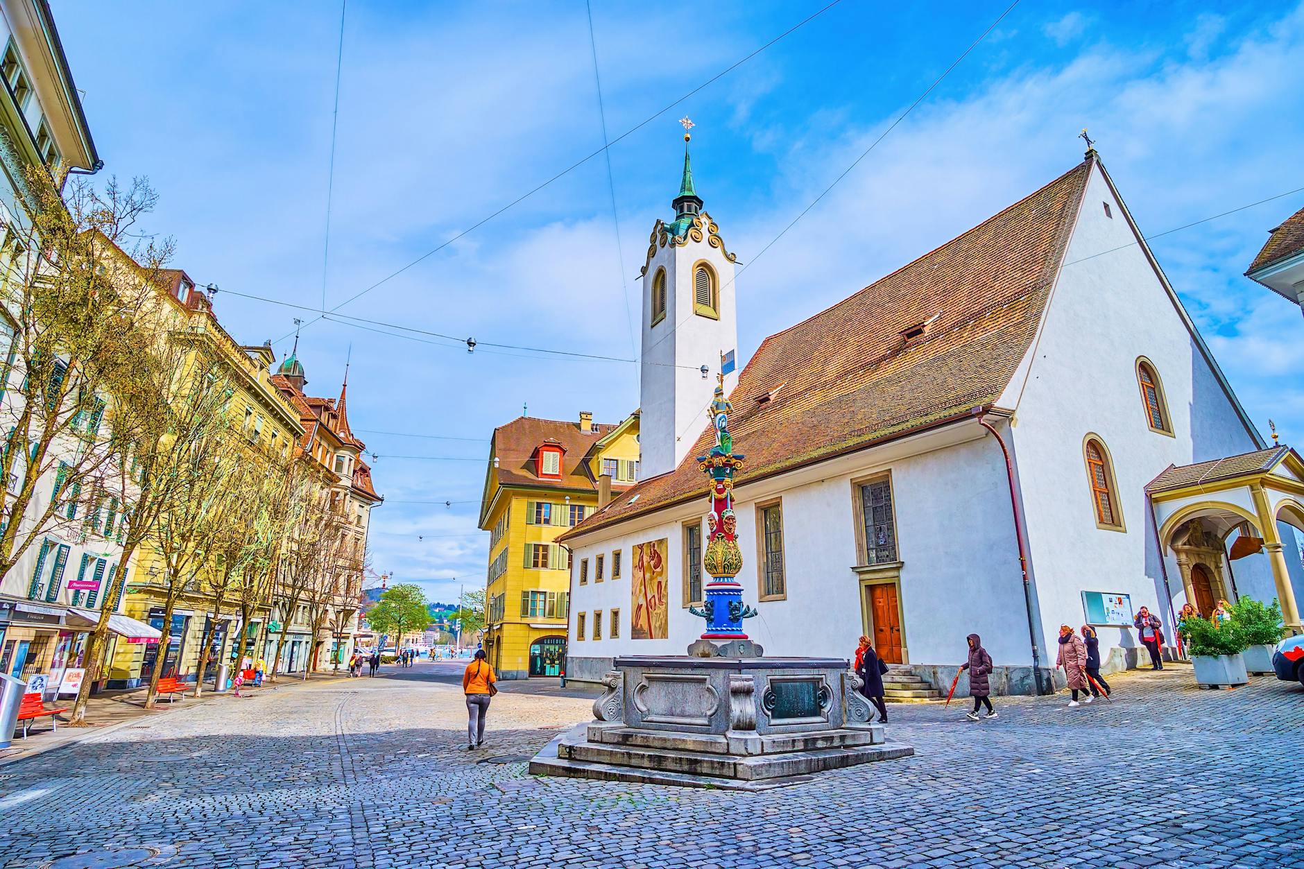 Luzern, Schweiz – 30. März 2022: Die Peterskapelle am Kapellplatz – hier wurde der KI-Jesus ausprobiert! Was denken Sie zum Kunstprojekt?