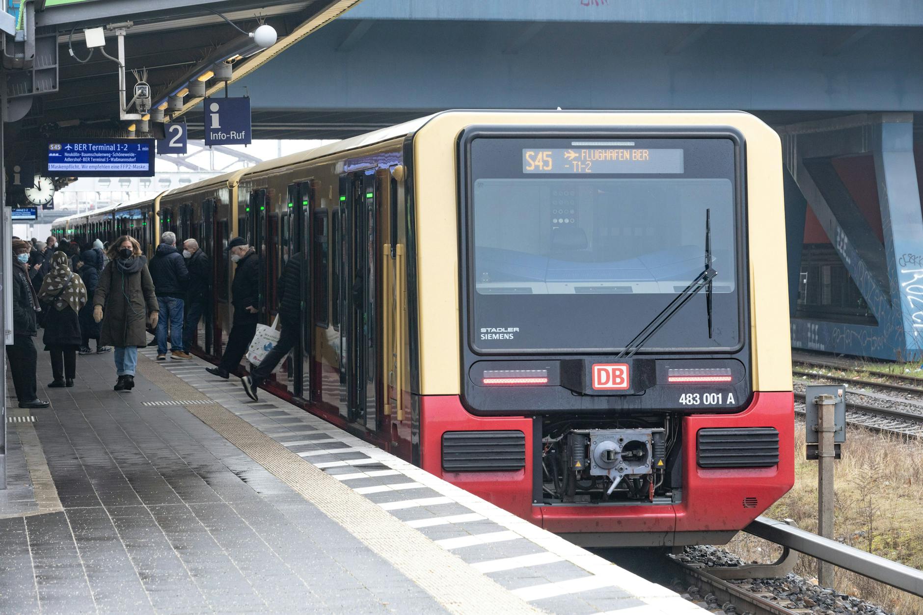 Der Flughafen ist optimal an den öffentlichen Verkehr angebunden, unter anderem durch den Flughafen-Express (FEX) sowie die S-Bahnlinien S9 und S45. Die BVG und S-Bahn setzen an den Feiertagen auf verstärkte Fahrpläne, um die hohe Nachfrage zu bewältigen.