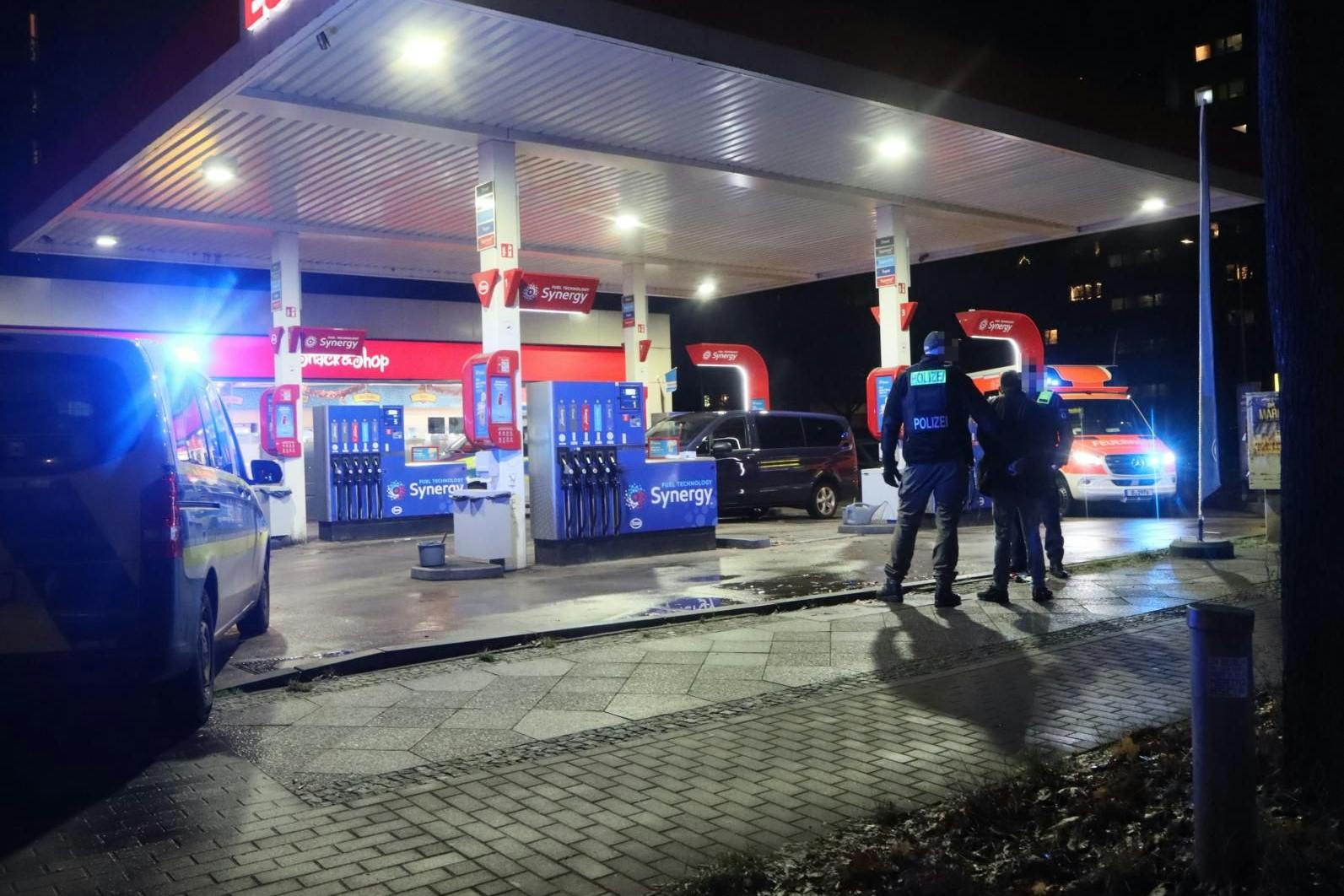 In Neukölln wurde am Abend vor Weihnachten eine Tankstelle überfallen, der Mitarbeiter kam ins Krankenhaus.