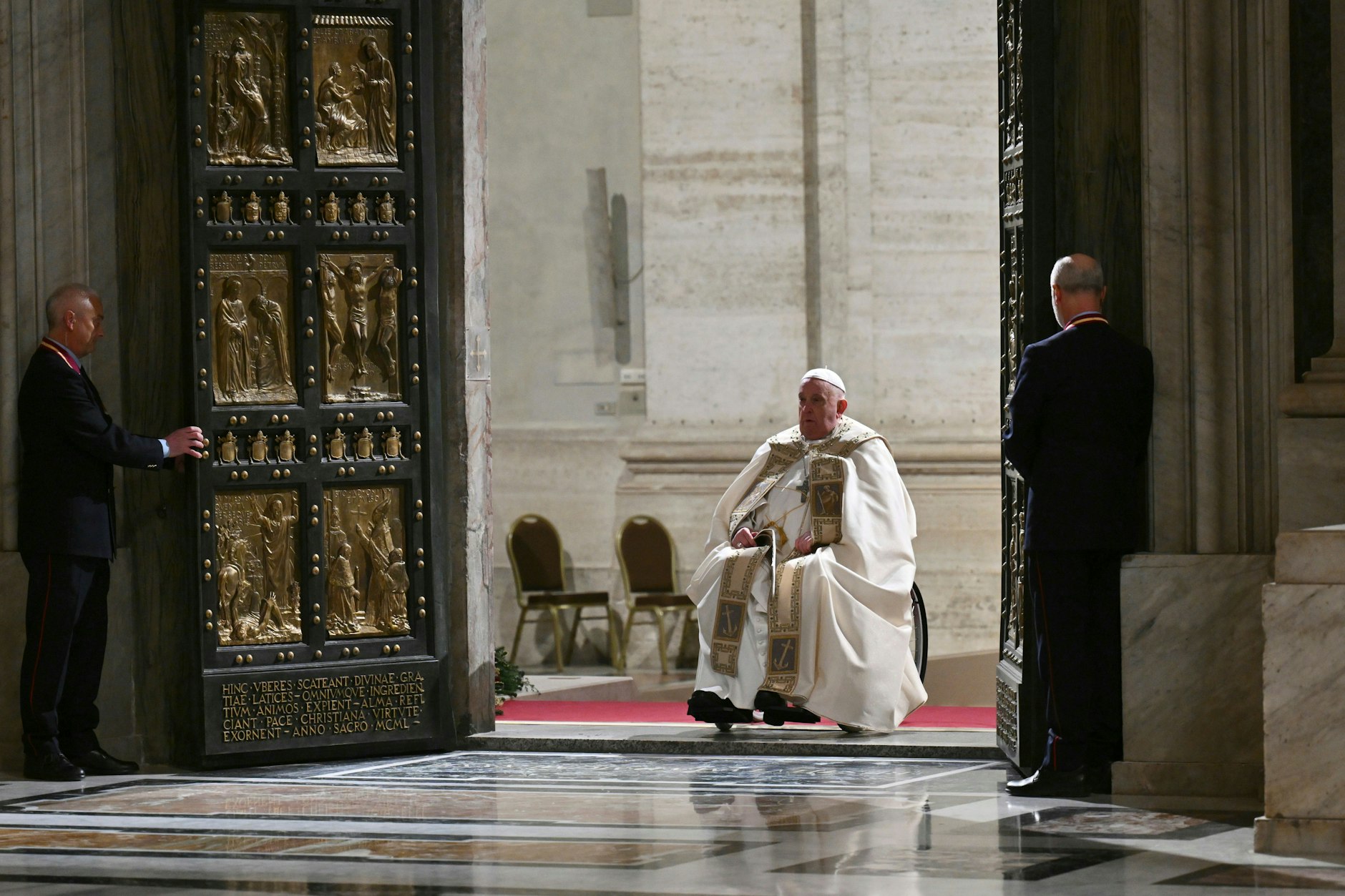 Papst PetersdomPforte und läutet Heiliges Jahr ein