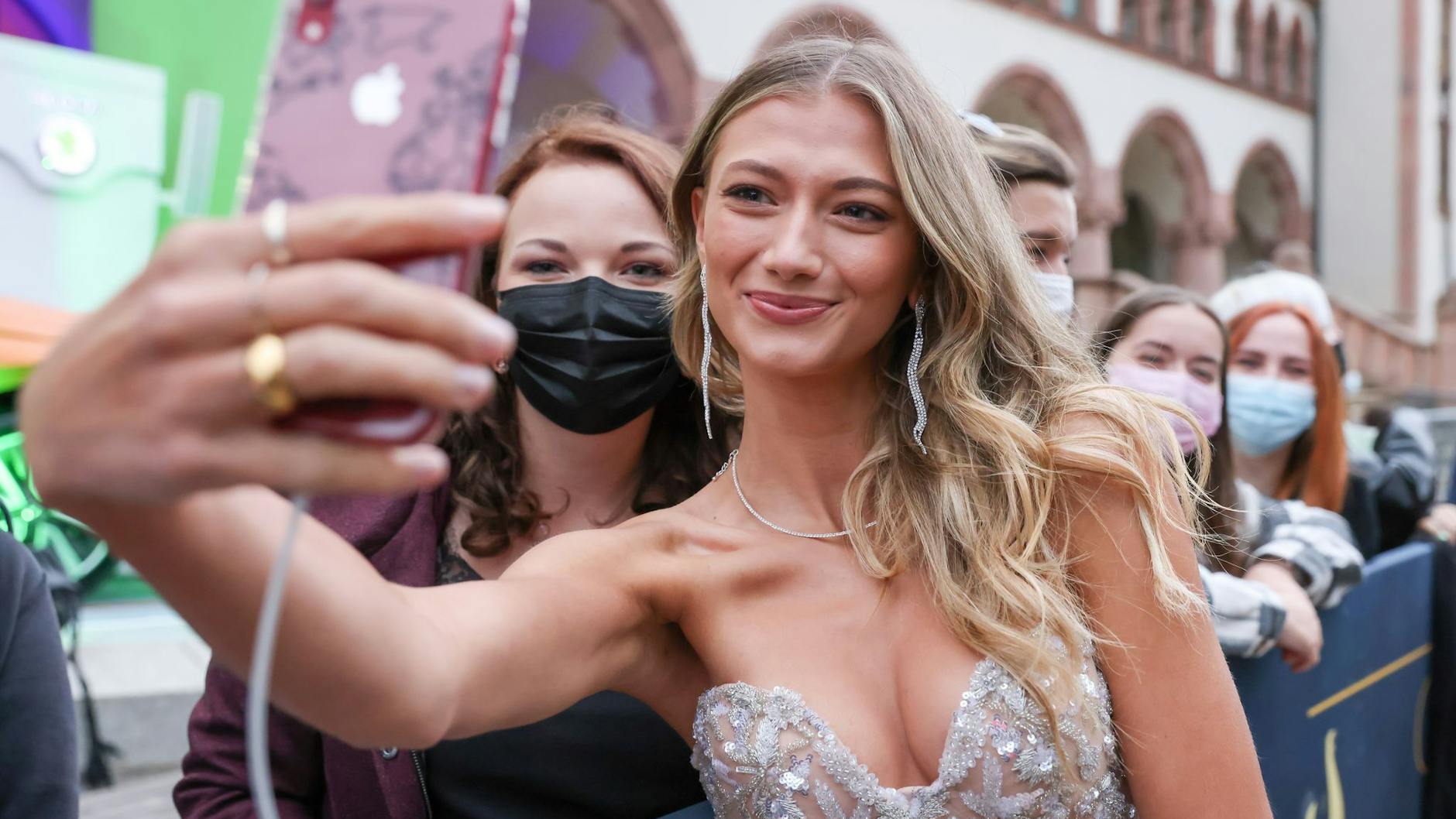 Leonie Burger, besser bekannt unter ihrem Künstlernamen als Sängern „Leony“, posiert vor der Verleihung mit Fans für ein Selfie.