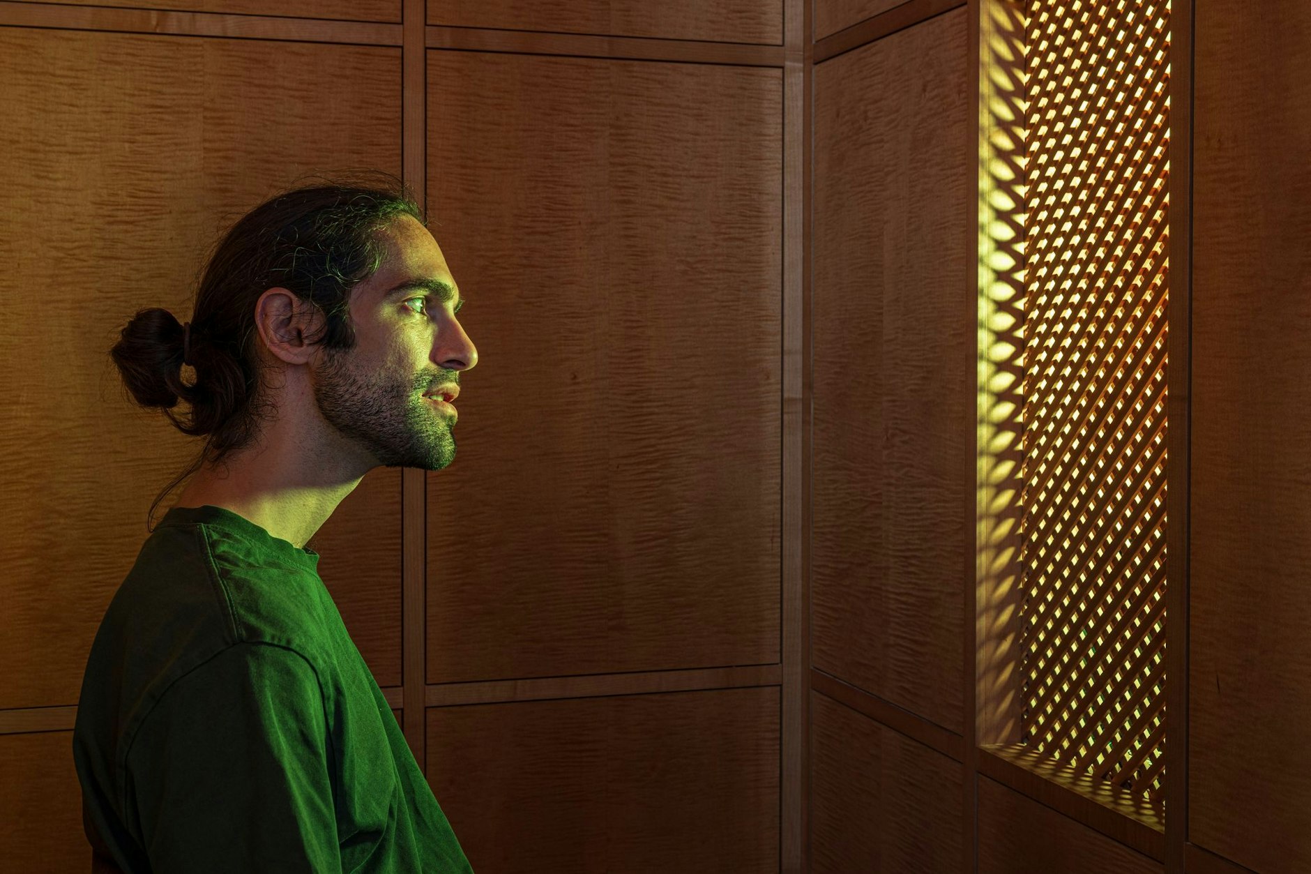 In der Peterskapelle wurde mit künstlicher Intelligenz ein KI-Jesus als experimentelle Kunstinstallation kreiert, der im Beichtstuhl alles bietet: empathisch zuhören, sanft nicken, freundlich sprechen.