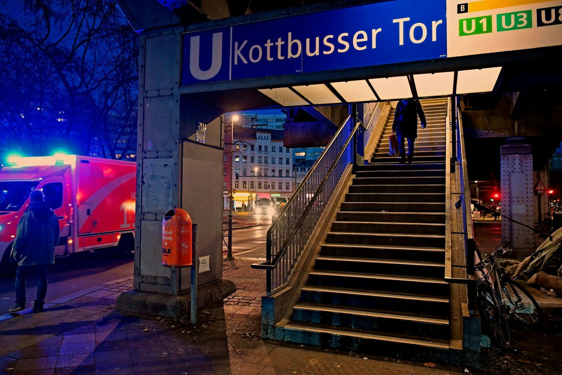 Ein Aufgang des U-Bahnhofs Kottbusser Tor in Kreuzberg.