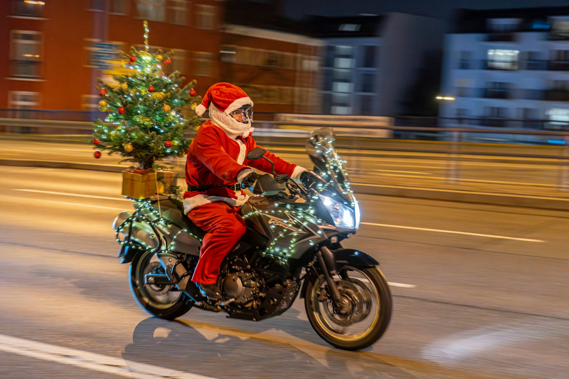 Die Adventszeit gilt als die verkehrsreichste Phase des Jahres – und das macht sich auf den Straßen, den Schienen und in der Luft deutlich bemerkbar – So reisen Sie sicher und stressfrei durch Berlin in den Feiertagen.