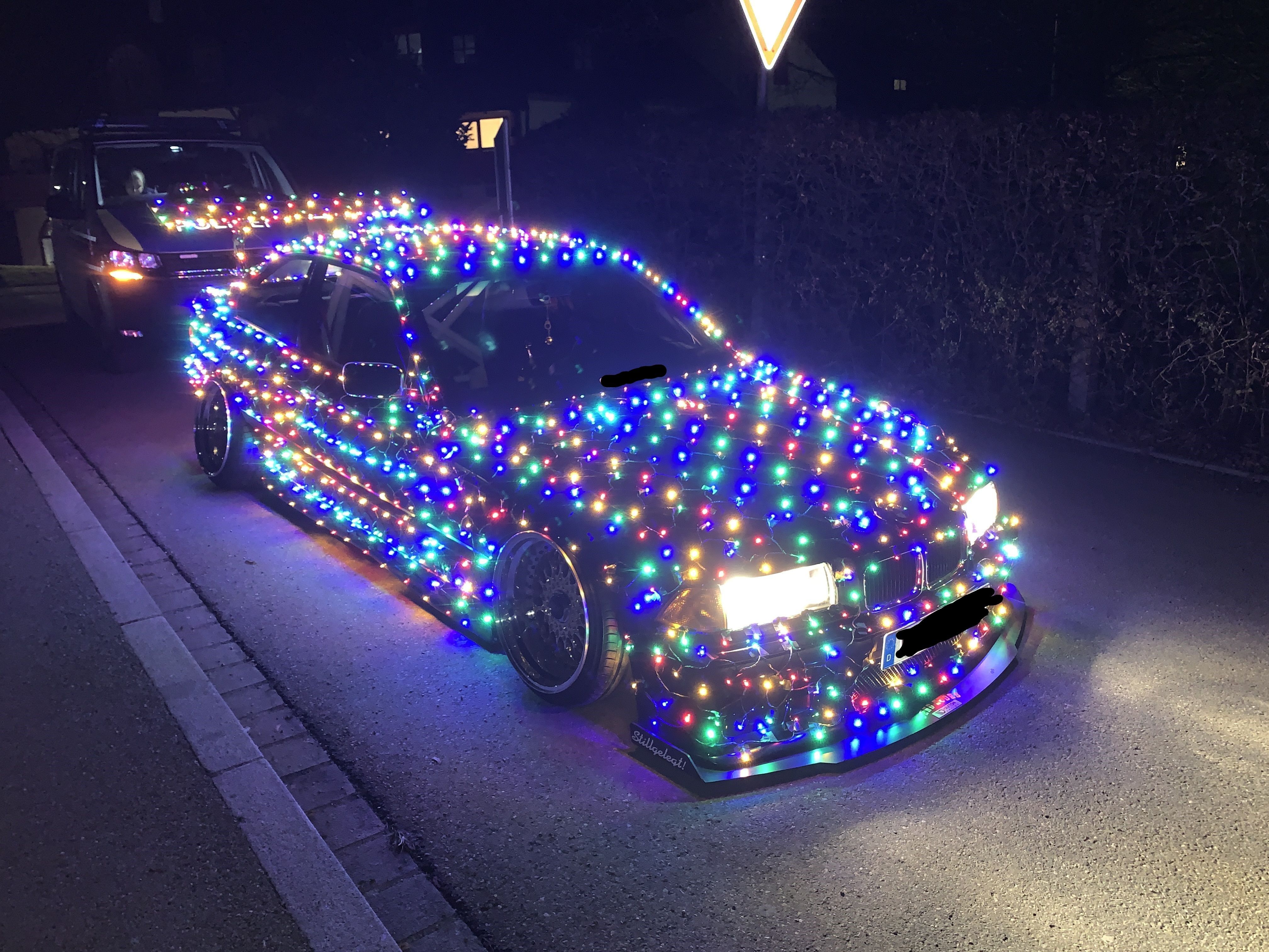 Auto als rollender Christbaum unterwegs