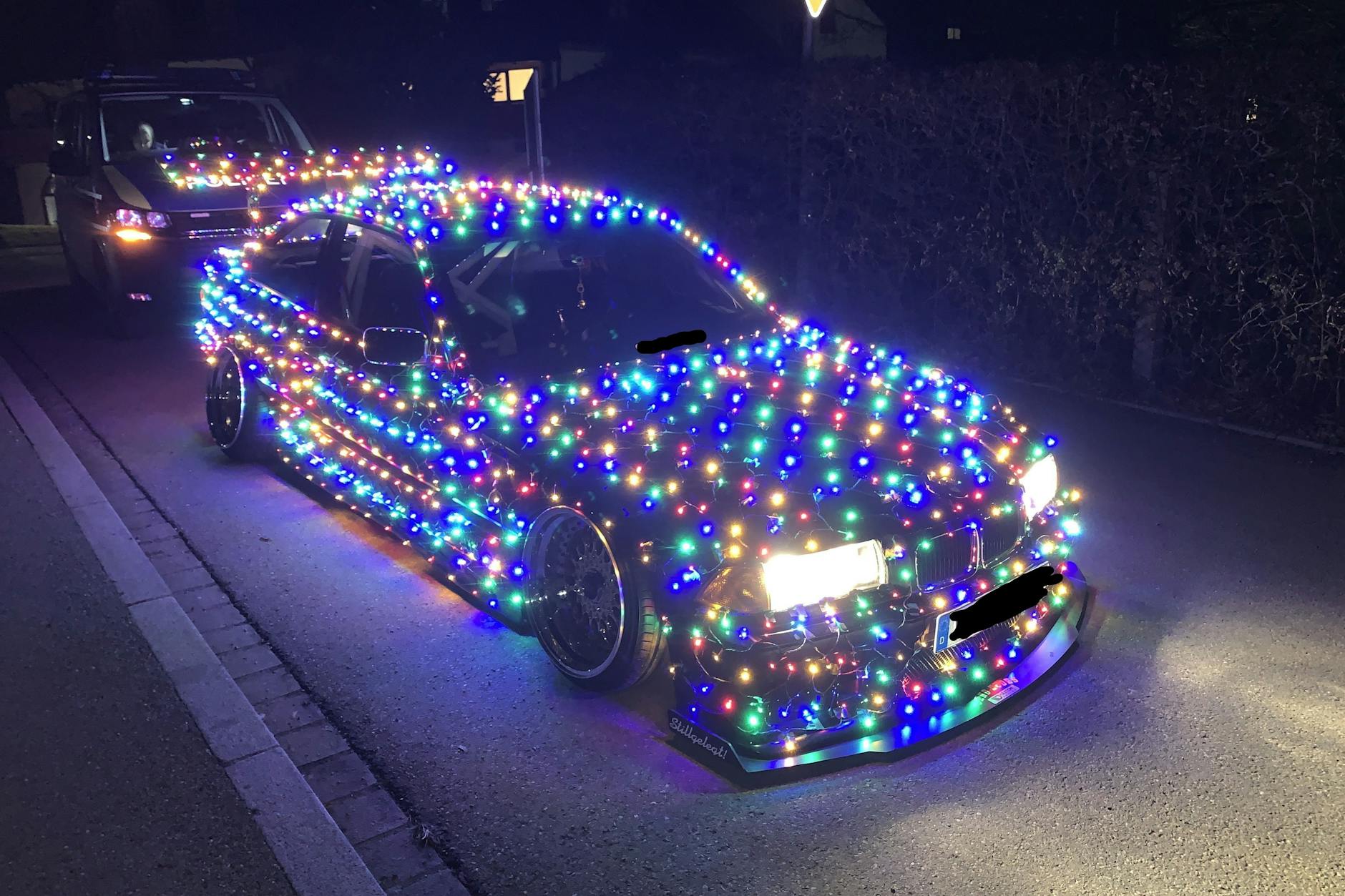 Ein 22-Jähriger hat mit einem Auto mit weihnachtlich bunter Beleuchtung für Aufsehen gesorgt. Die Polizei zog den Wagen aus dem Verkehr und erstellte am Ende eine lange Liste von Beanstandungen.