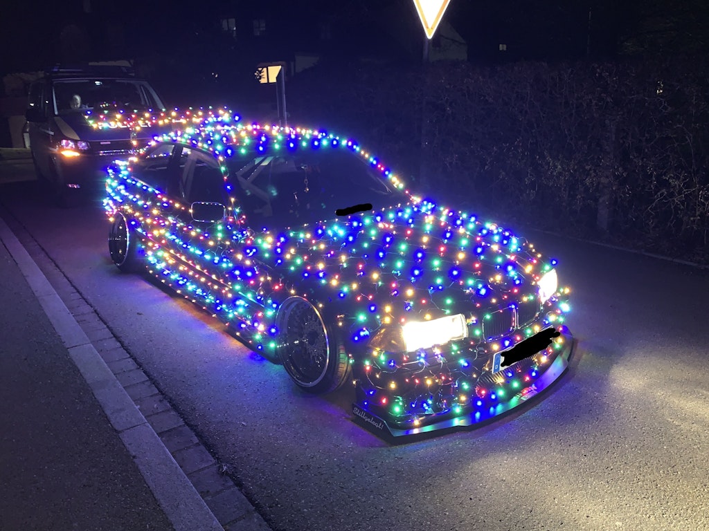 auto-als-rollender-christbaum-unterwegs