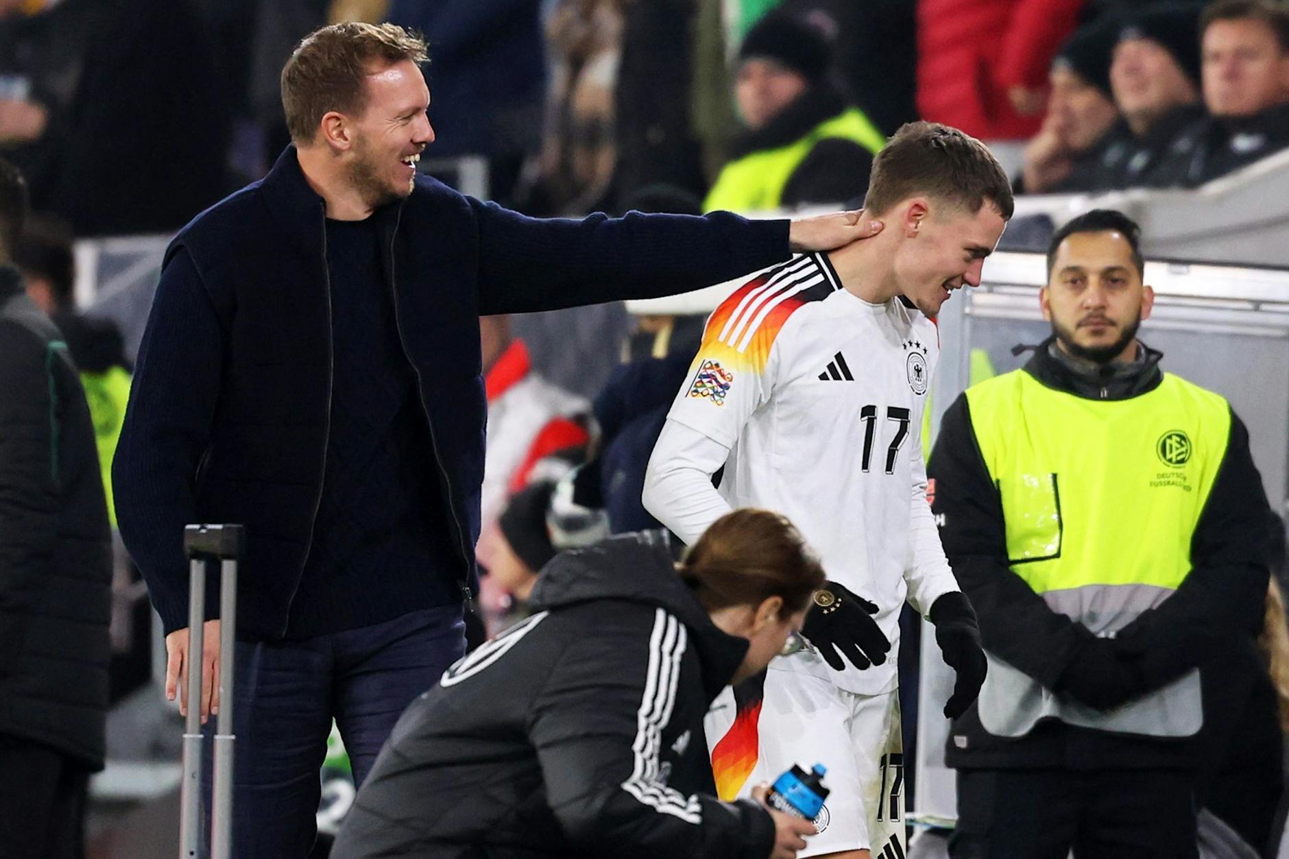 Bundestrainer Julian Nagelsmann (l.) reagiert bei der Auswechslung von Florian Wirtz (2.v.r).