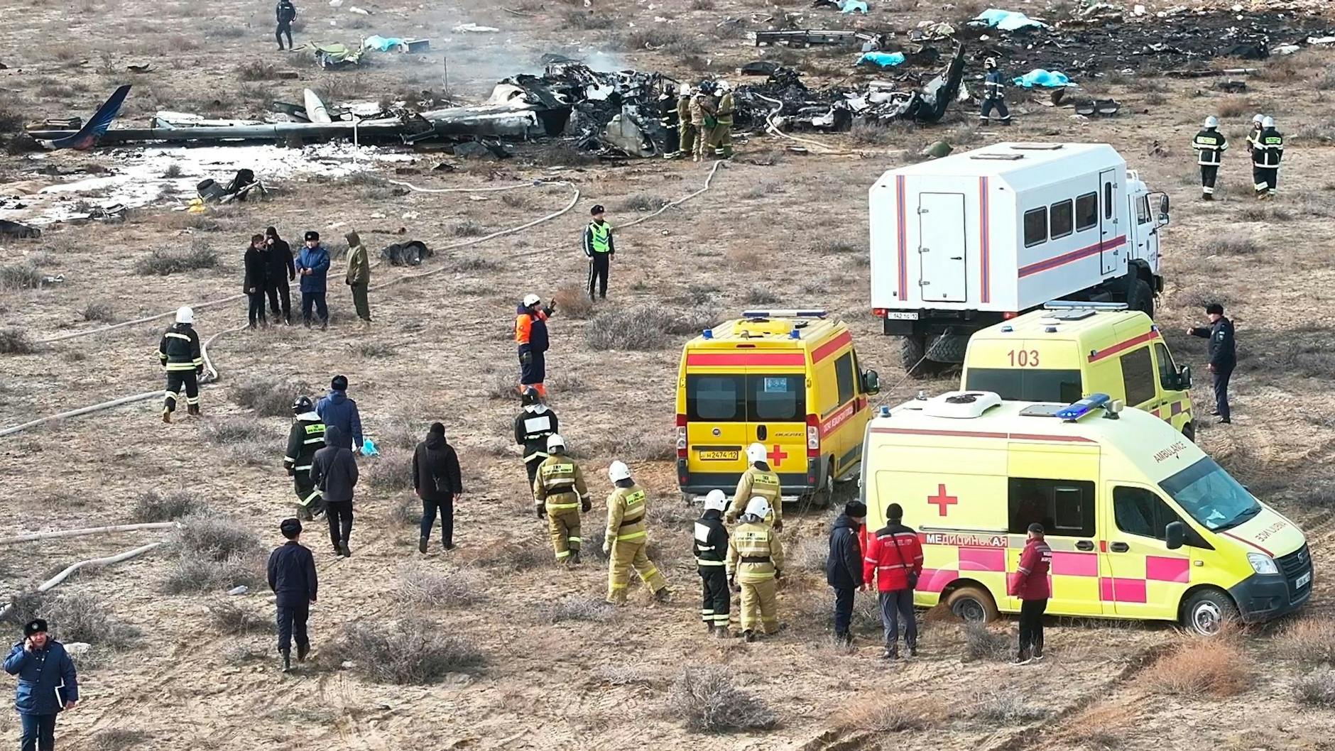 Das Wrack der Embraer 190 der Azerbaijan Airlines liegt in der Nähe des Flughafens von Aktau. Es ist nahe der Stadt Aktau in Kasachstan abgestürzt.