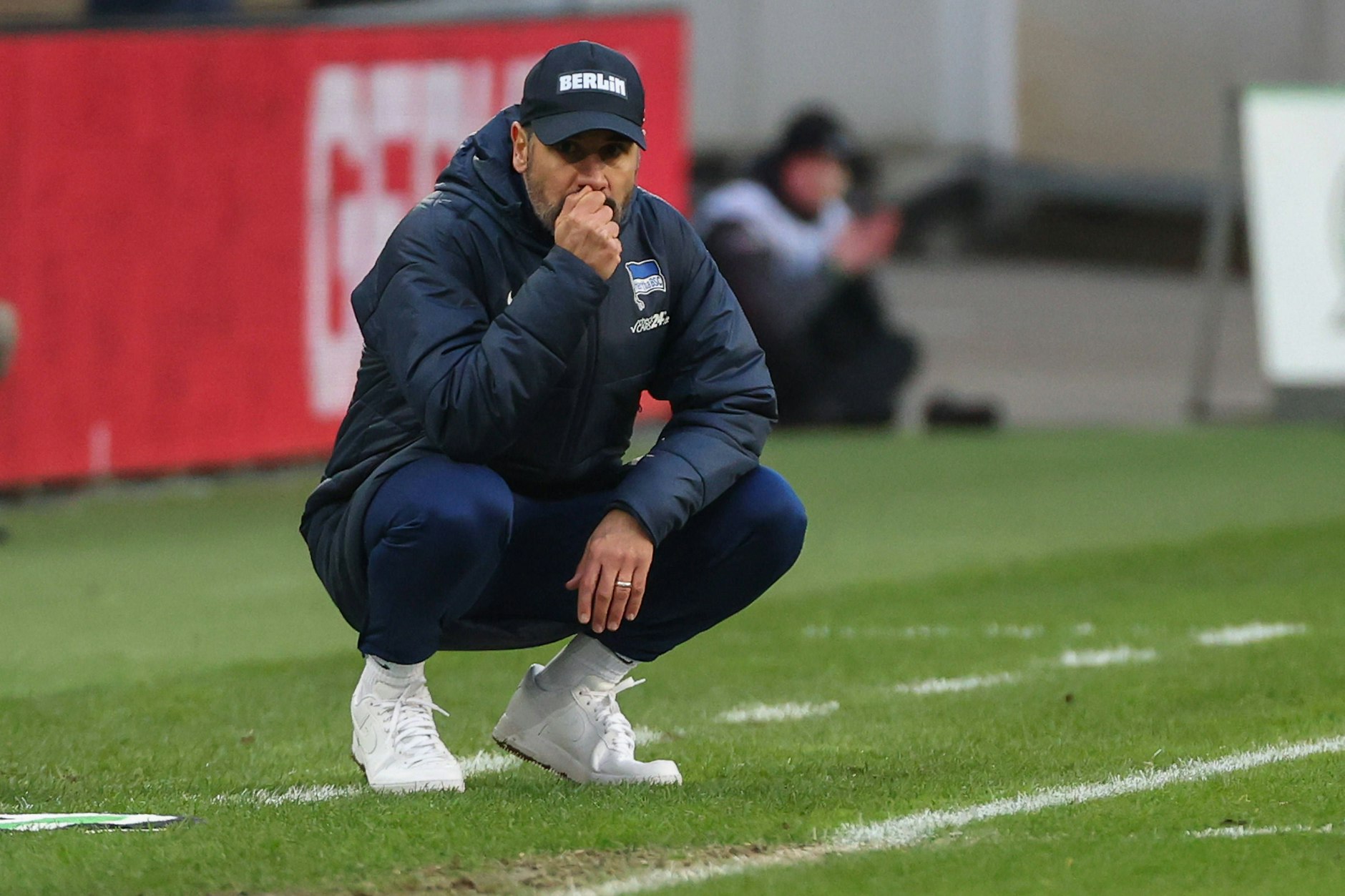 Cristian Fiel hockt am Spielfeldrand. Herthas Trainer muss im neuen Jahr ziemlich schnell ziemlich viele Probleme lösen.