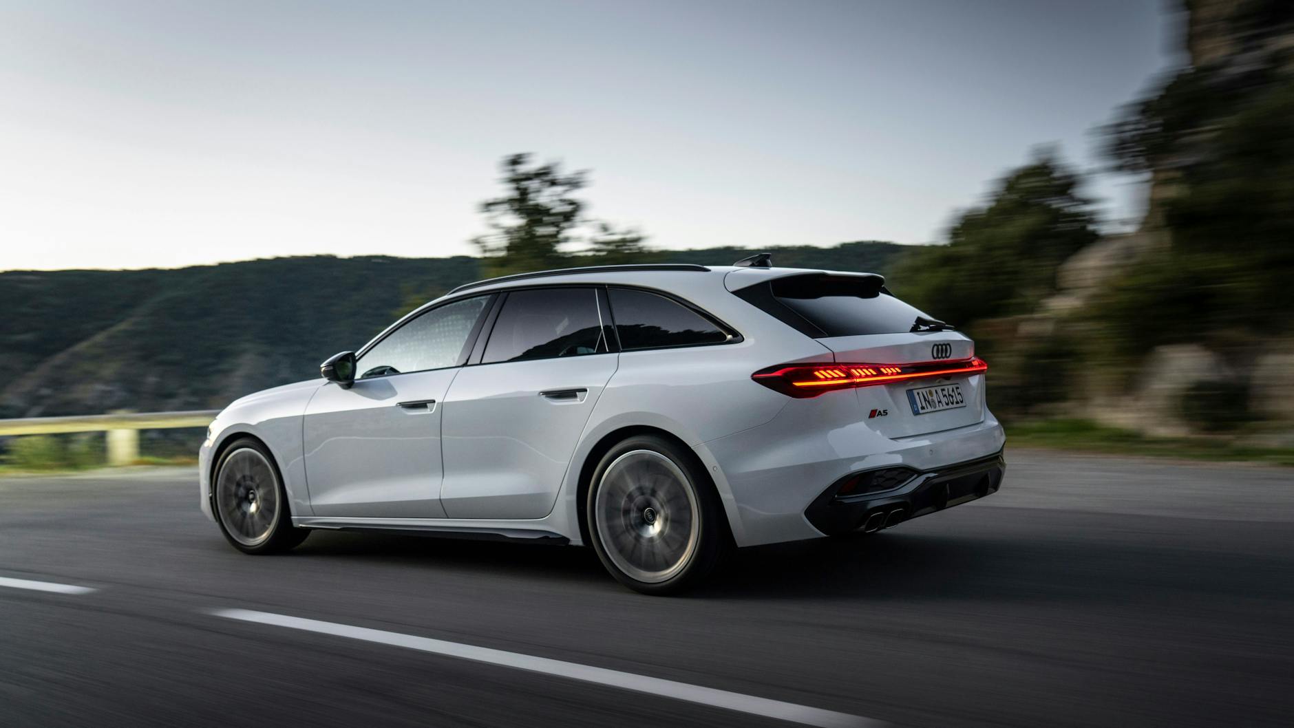 Wer seinen Dienstwagen auch privat nutzt, muss diesen als geldwerten Vorteil versteuern. Für Elektroautos gibt es dabei Vorteile, die bisher teilweise auch für Hybrid-Fahrzeuge galten. Deren Einstufung wird jetzt verschärft.