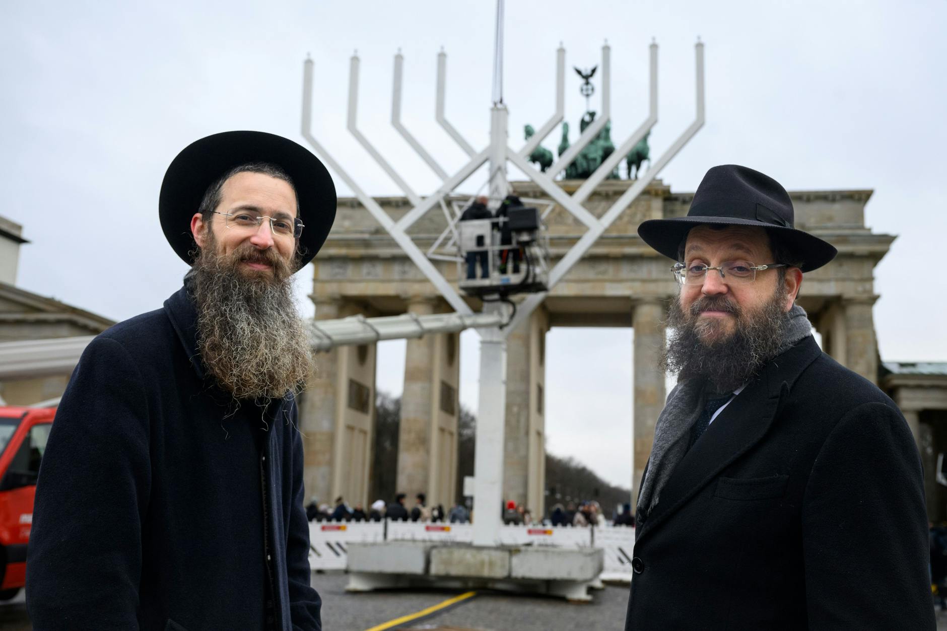 Rabbi Shmuel Segal (l.) und Rabbiner Yehuda Teichtal, Vorsitzender der Jüdischen Gemeinde Chabad Berlin, stehen bei der Einweihung des Chanukka-Leuchters am 23. Dezember auf dem Pariser Platz. Das achttägige jüdische Lichterfest Chanukka beginnt am 25.12.