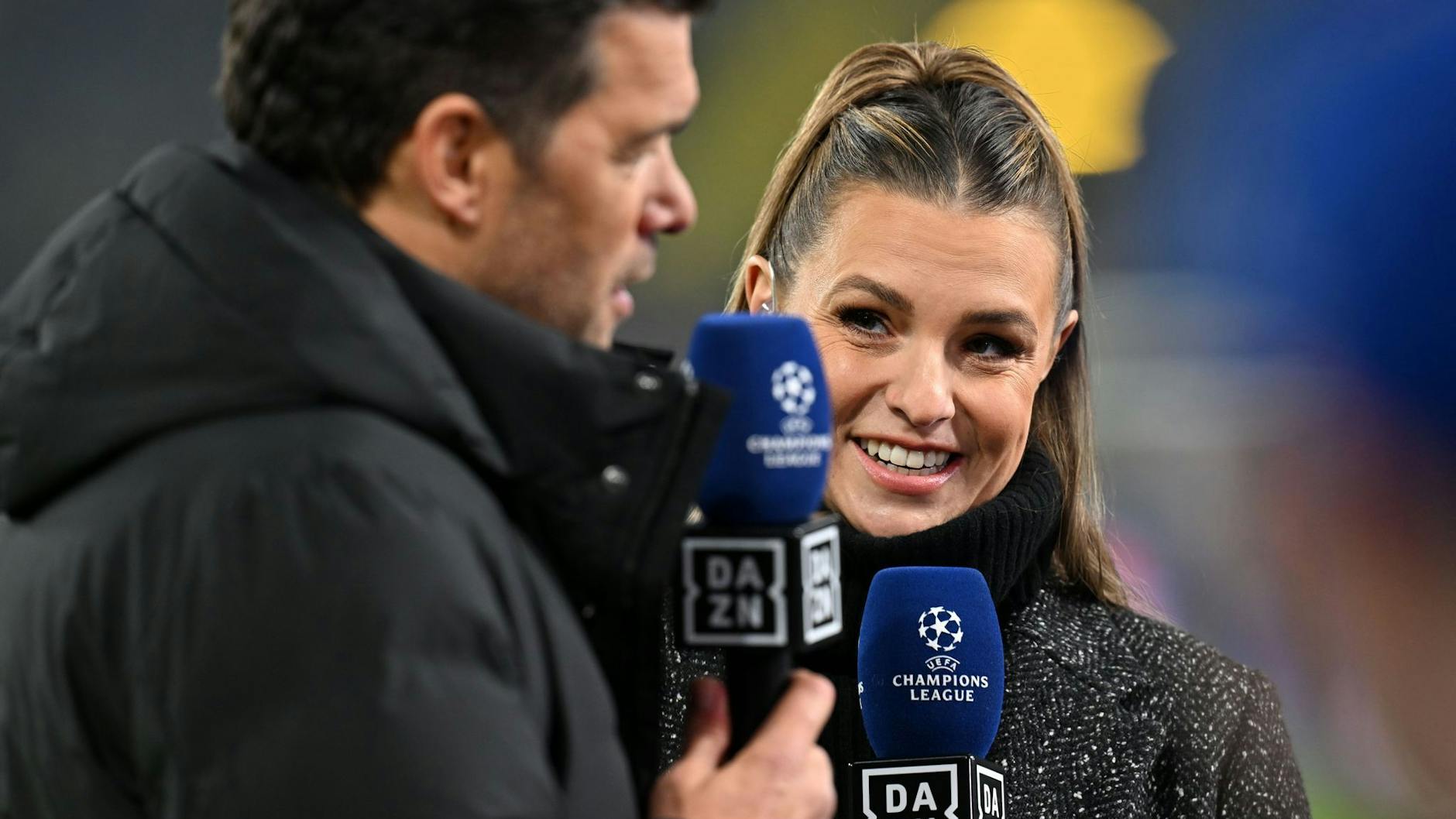 Moderatorin Laura Wontorra spricht mit Michael Ballack vor dem Champions-League-Spiel Borussia Dortmund- FC Barcelona.
