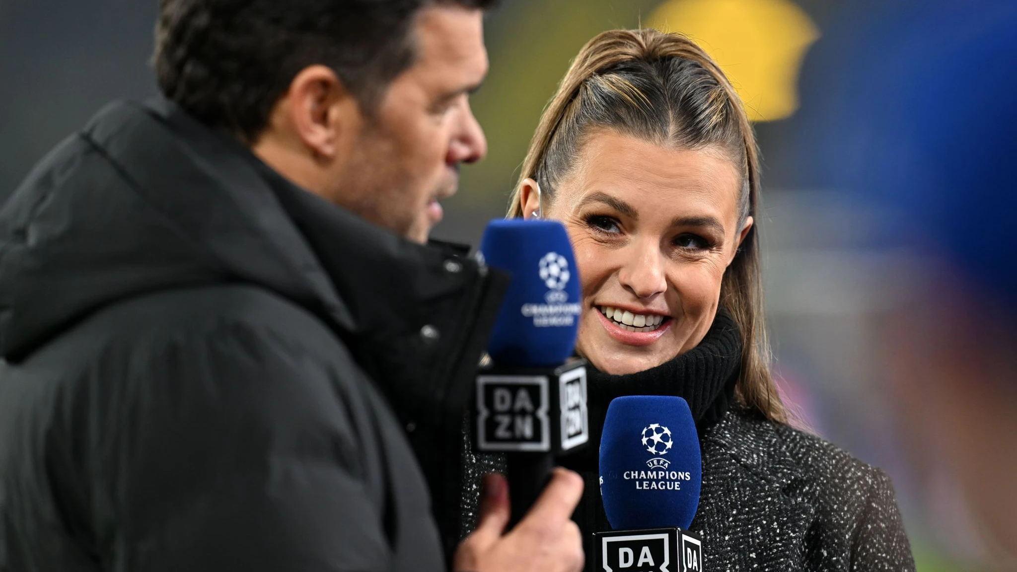 Moderatorin Laura Wontorra spricht mit Michael Ballack vor dem Champions-League-Spiel Borussia Dortmund- FC Barcelona.