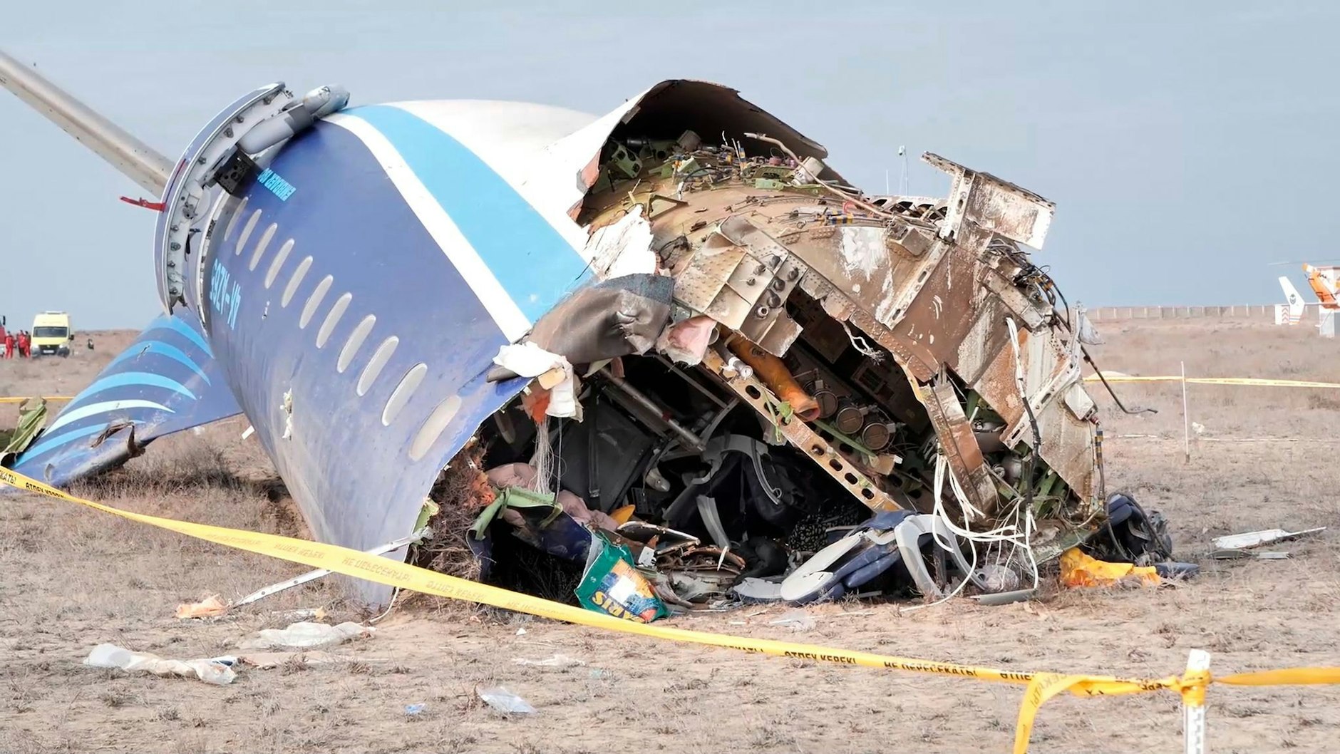 Wrack der abgestürzten Embraer 190 der Azerbaijan Airlines.