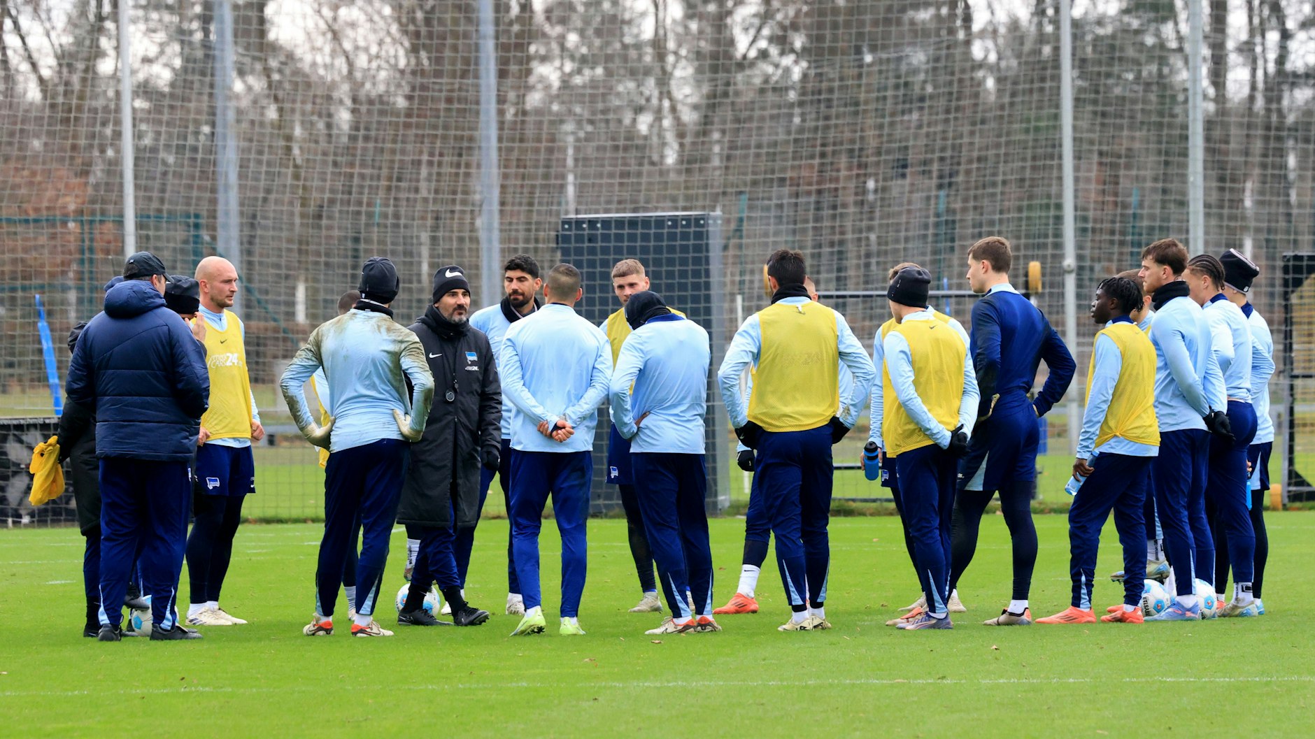 Trainer Cristian Fiel hat die Profis von Hertha BSC im Spielerkreis versammelt.