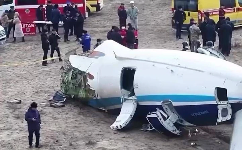 Flugzeug stürzt in Kasachstan ab: 38 Tote – war ein deutsches Mädchen an Bord?