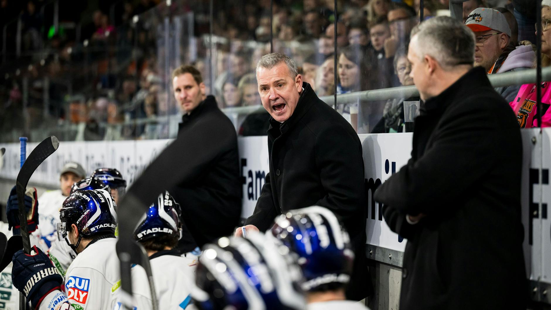 Eisbären-Cheftrainer Serge Aubin (M.) baut fürs Wolfsburg-Spiel sein Team komplett um und coacht notfalls auch lautstark, was sonst eher nicht seine Art ist.