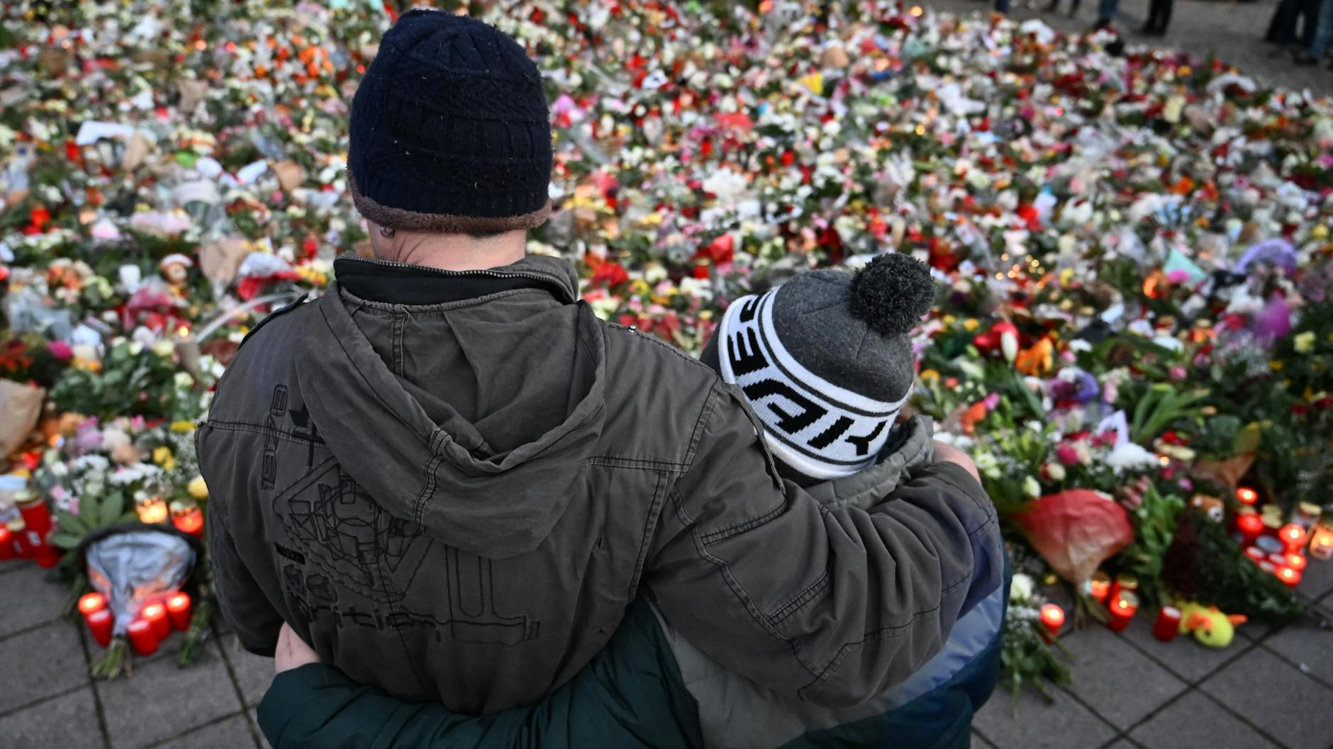 Unzählige Menschen legten am Ort des Geschehens Blumen und Kerzen nieder. Der Anschlag in Magdeburg erschüttert ganz Deutschland.