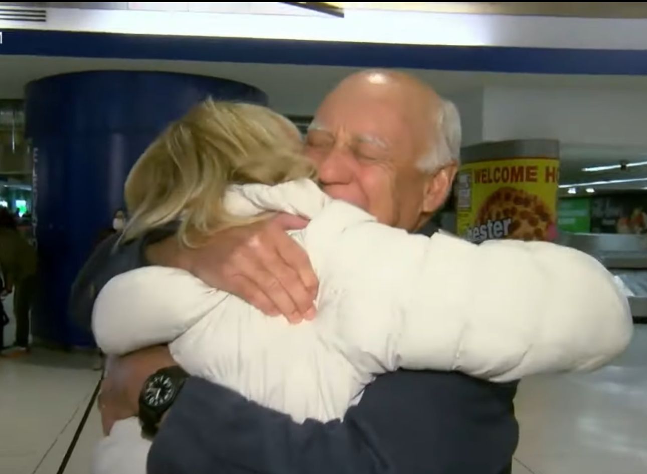 Hier trifft ein Mann 75 Jahre nach seiner Adoption seine Familie