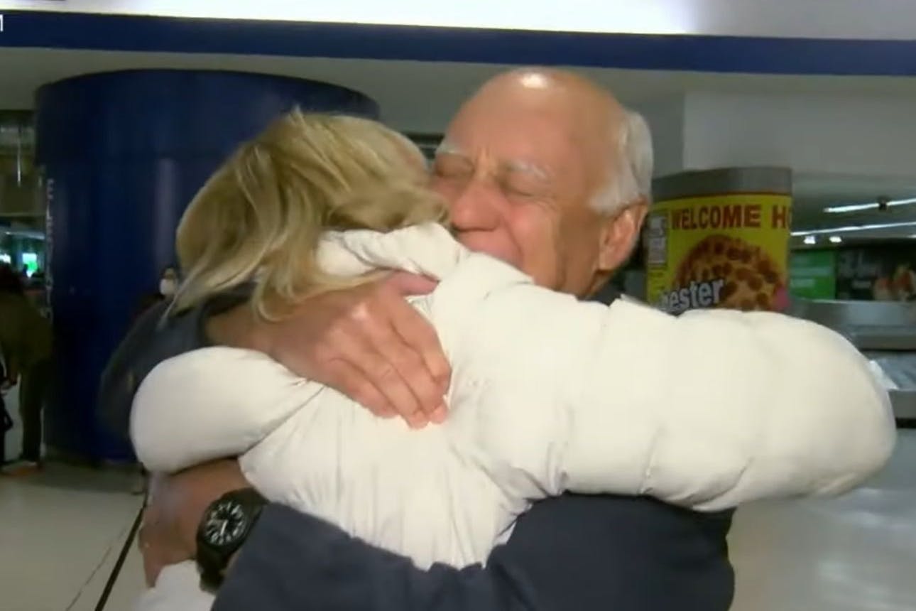 Erste Begegnung:Der 75-jährige Dixon Handshaw umarmt seine Halbschwester. Dass er Geschwister hat, hatte er erst vor Kurzem herausgefunden.
