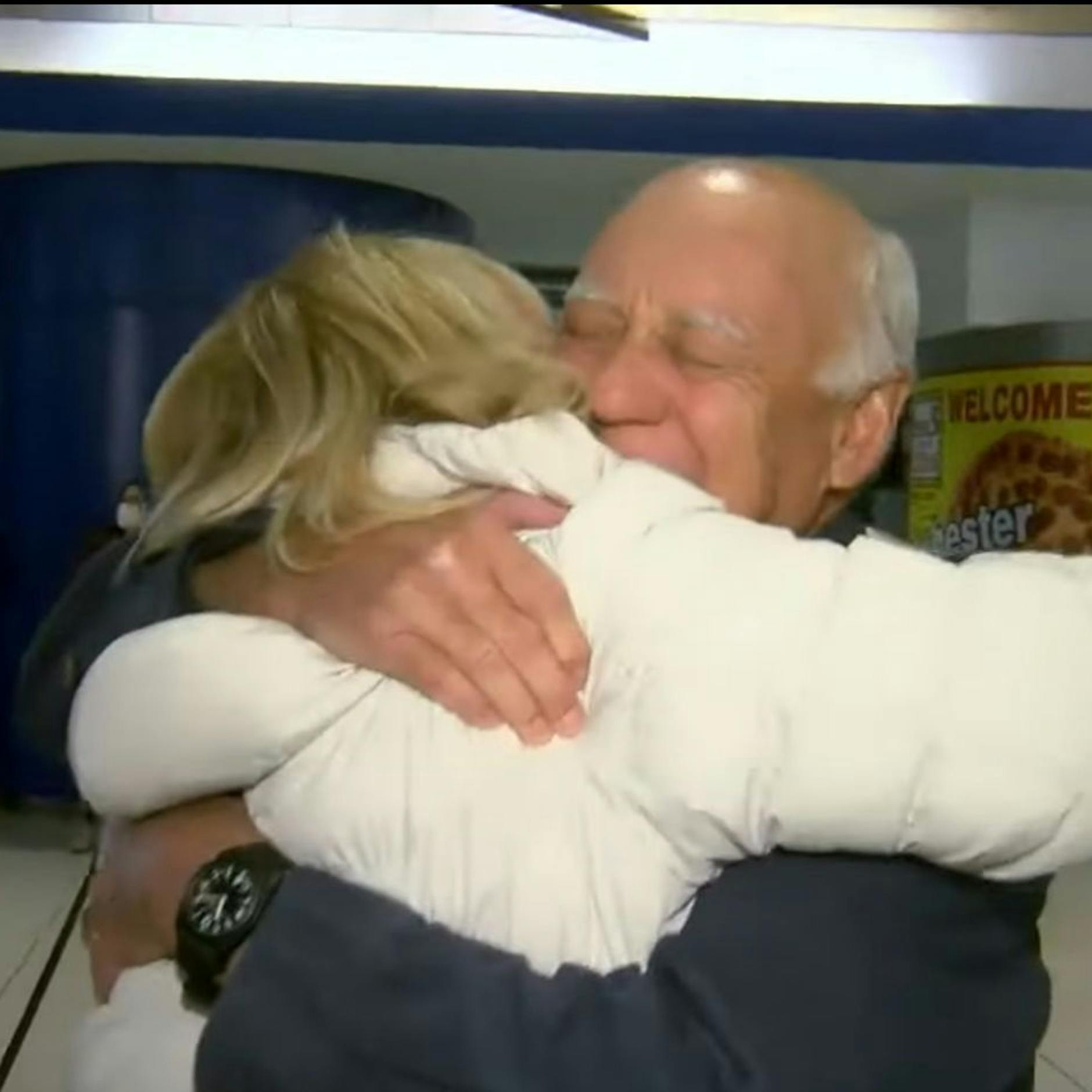 Hier trifft ein Mann 75 Jahre nach seiner Adoption seine Familie