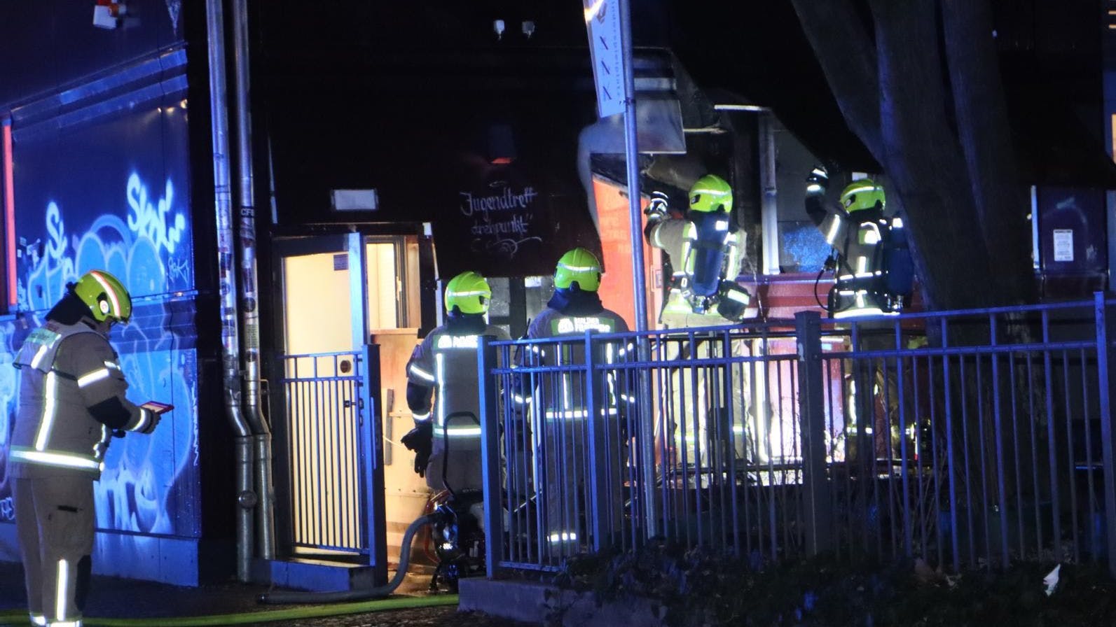 Feuerwehrleute am Jugendtreff an der Graefestraße/Ecke Urbanstraße