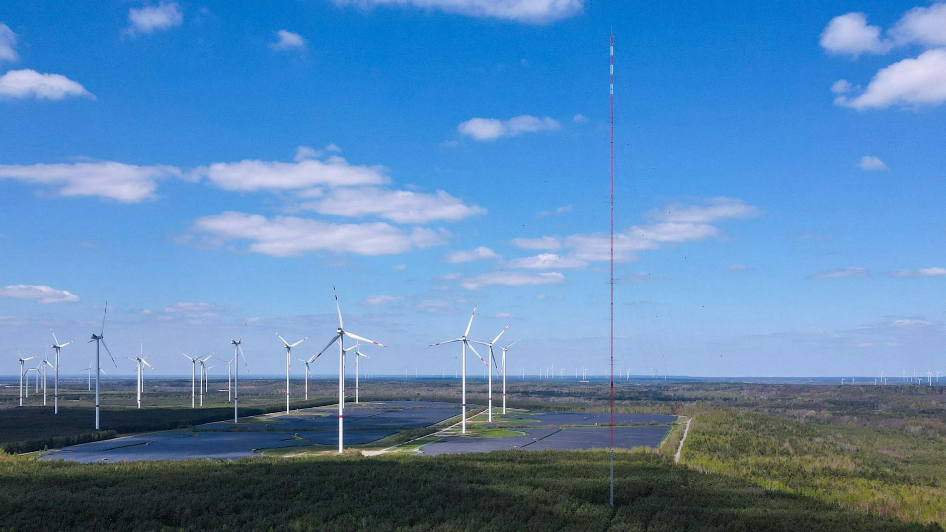 Man ahnt, wie groß das Superwindrad wird: Schon der „nur “300 Meter hohe Windmessmast schrumpft die normalen Windräder in Klettwitz bei Schipkau zu Zwergen.