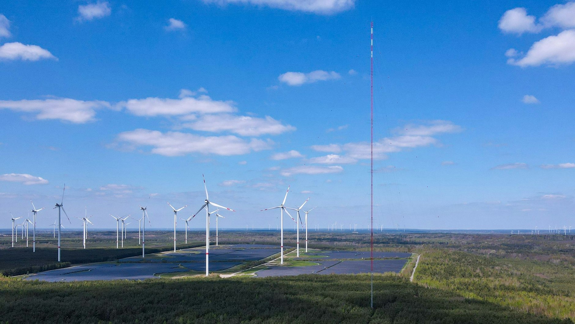 Man ahnt, wie groß das Superwindrad wird: Schon der „nur “300 Meter hohe Windmessmast schrumpft die normalen Windräder in Klettwitz bei Schipkau zu Zwergen.