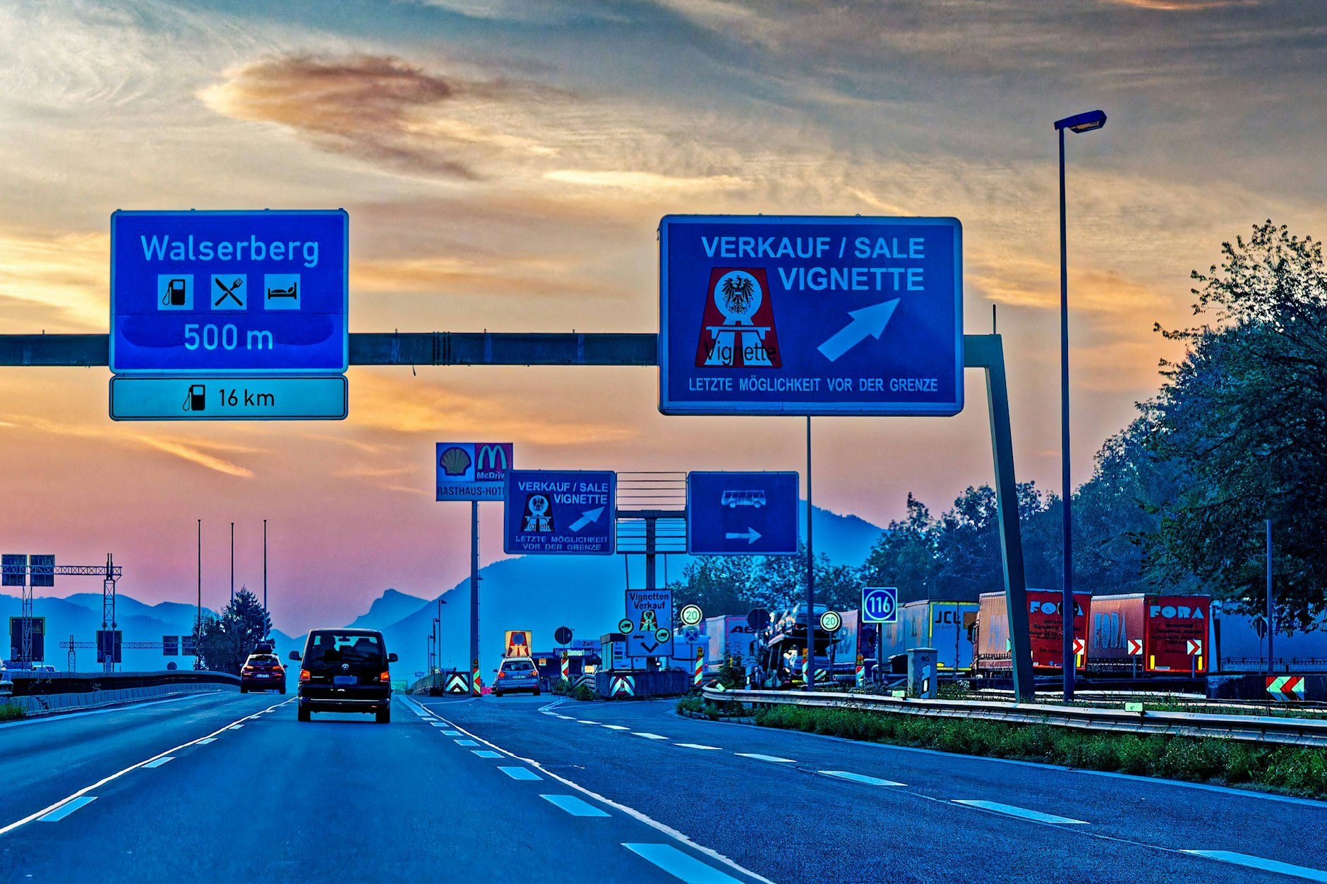 Ein Hinweisschild auf eine Verkaufsstelle für Autobahn-Vignetten in Österreich – im neuen Jahr steigen die Gebühren.
